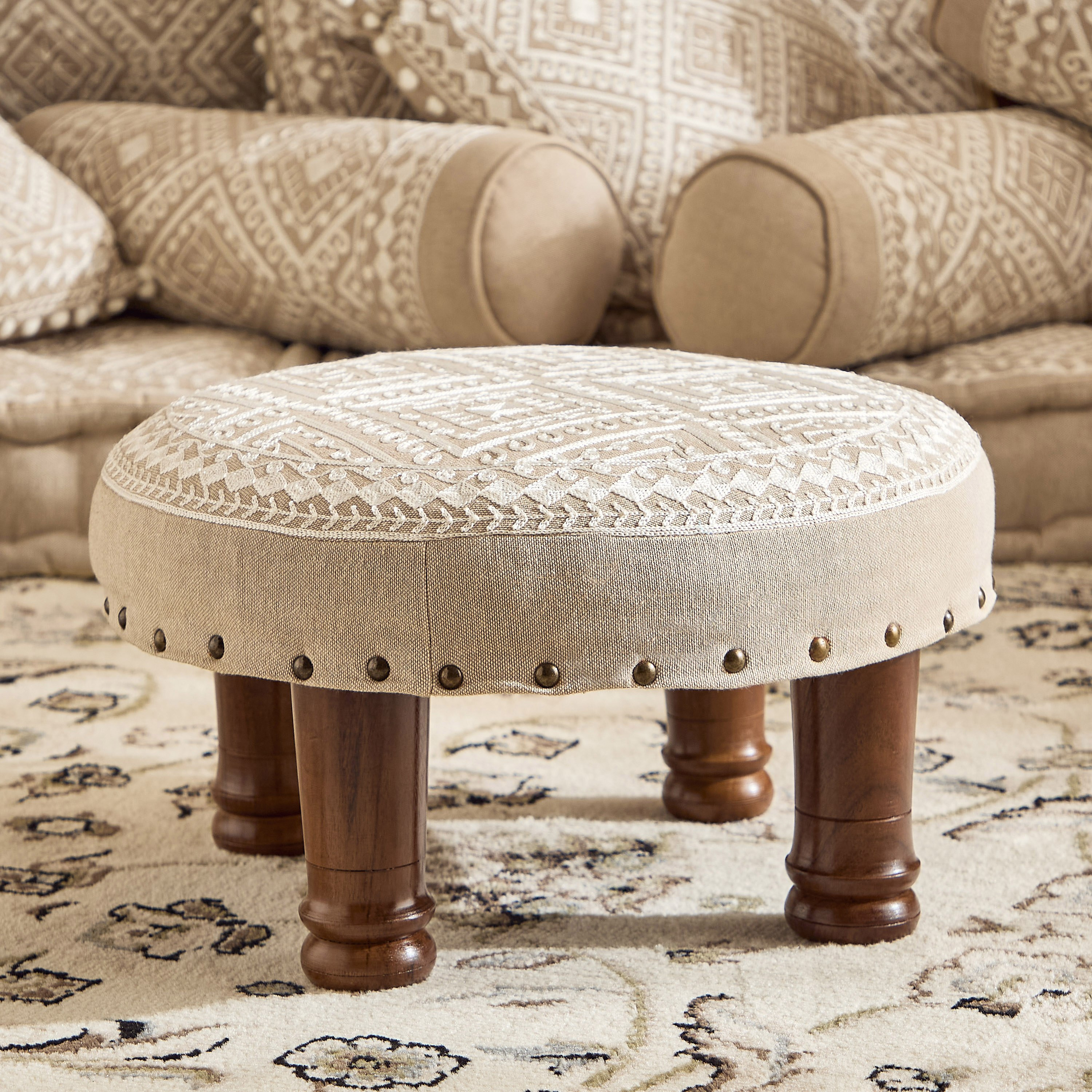 مقعد ميداليون دائري بتطريز ماسي من مهرجان ديزرت - ‎40×40×15 سم‎-hbxlivingroom-sofasandarmchairs-ottomansandfootstools-image-2