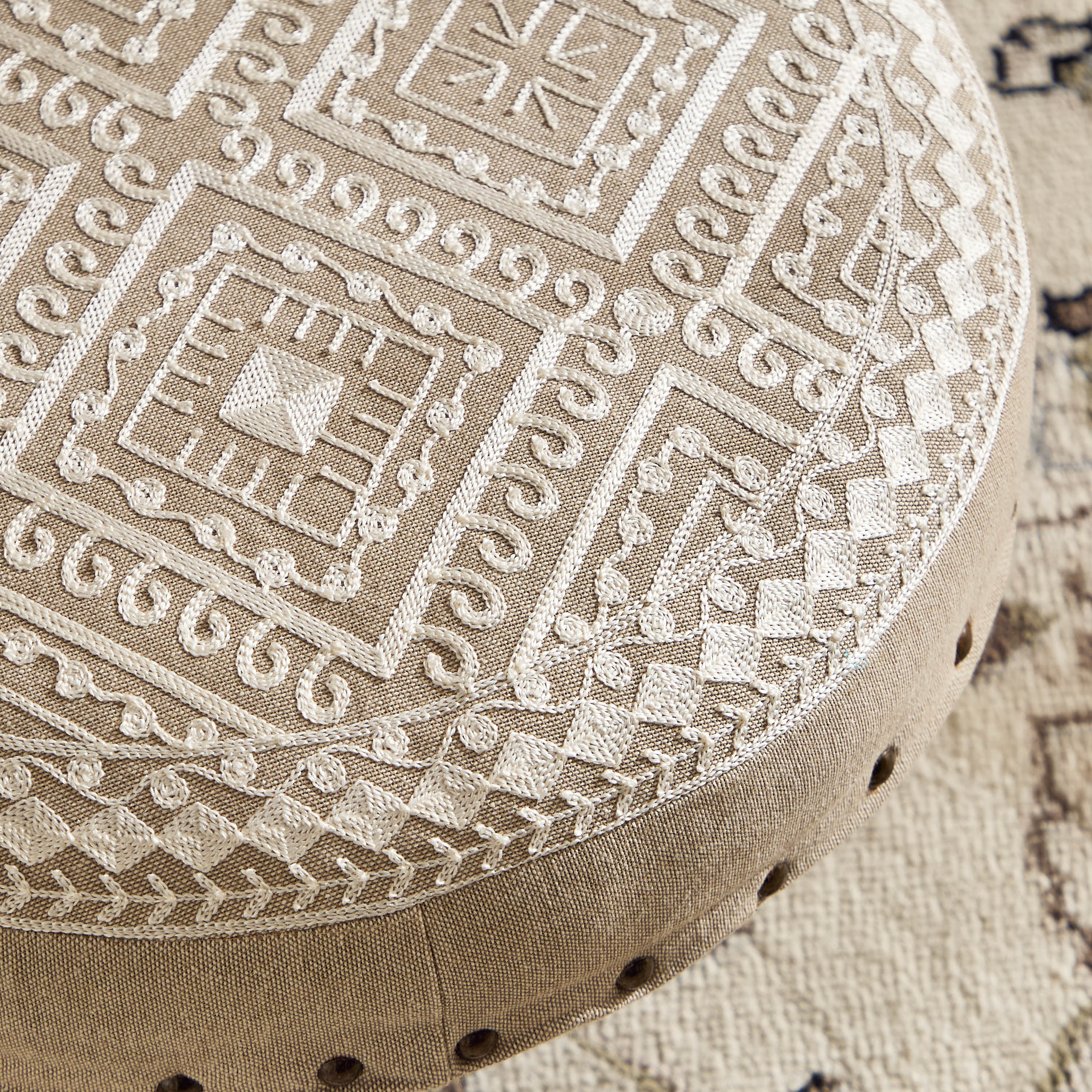مقعد ميداليون دائري بتطريز ماسي من مهرجان ديزرت - ‎40×40×15 سم‎-hbxlivingroom-sofasandarmchairs-ottomansandfootstools-image-3