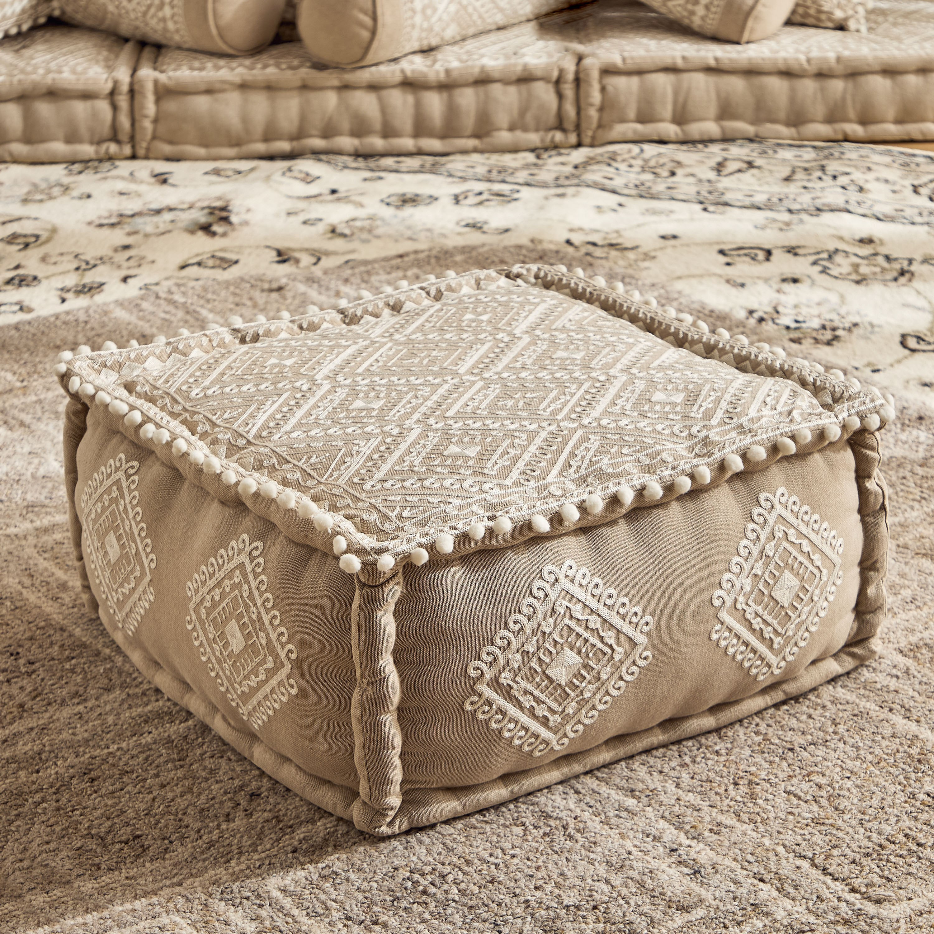 مقعد بوف ميداليون بتطريز ماسي من مهرجان ديزرت - 50×50×25 سم-hbxlivingroom-sofasandarmchairs-ottomansandfootstools-image-1