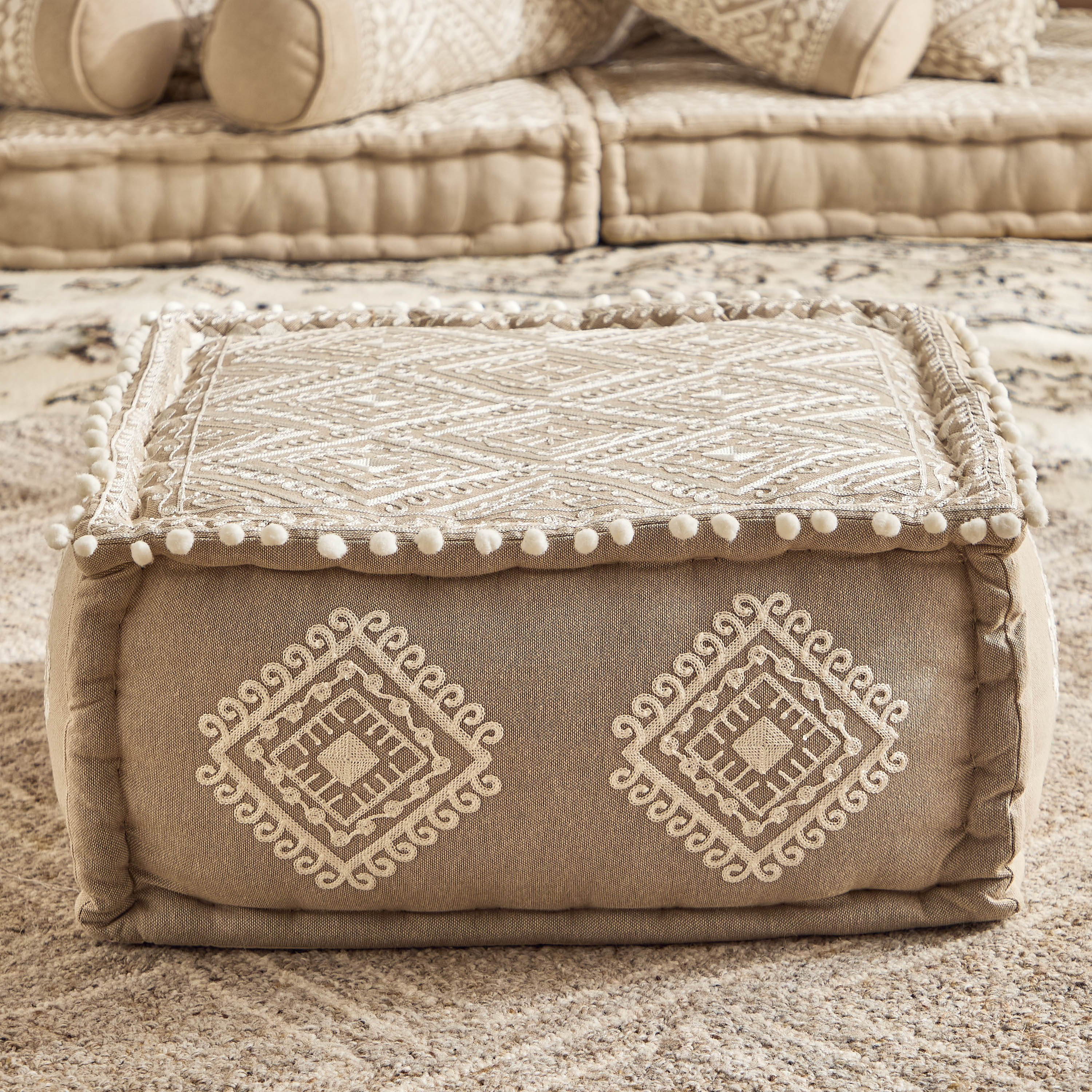 مقعد بوف ميداليون بتطريز ماسي من مهرجان ديزرت - 50×50×25 سم-hbxlivingroom-sofasandarmchairs-ottomansandfootstools-image-2