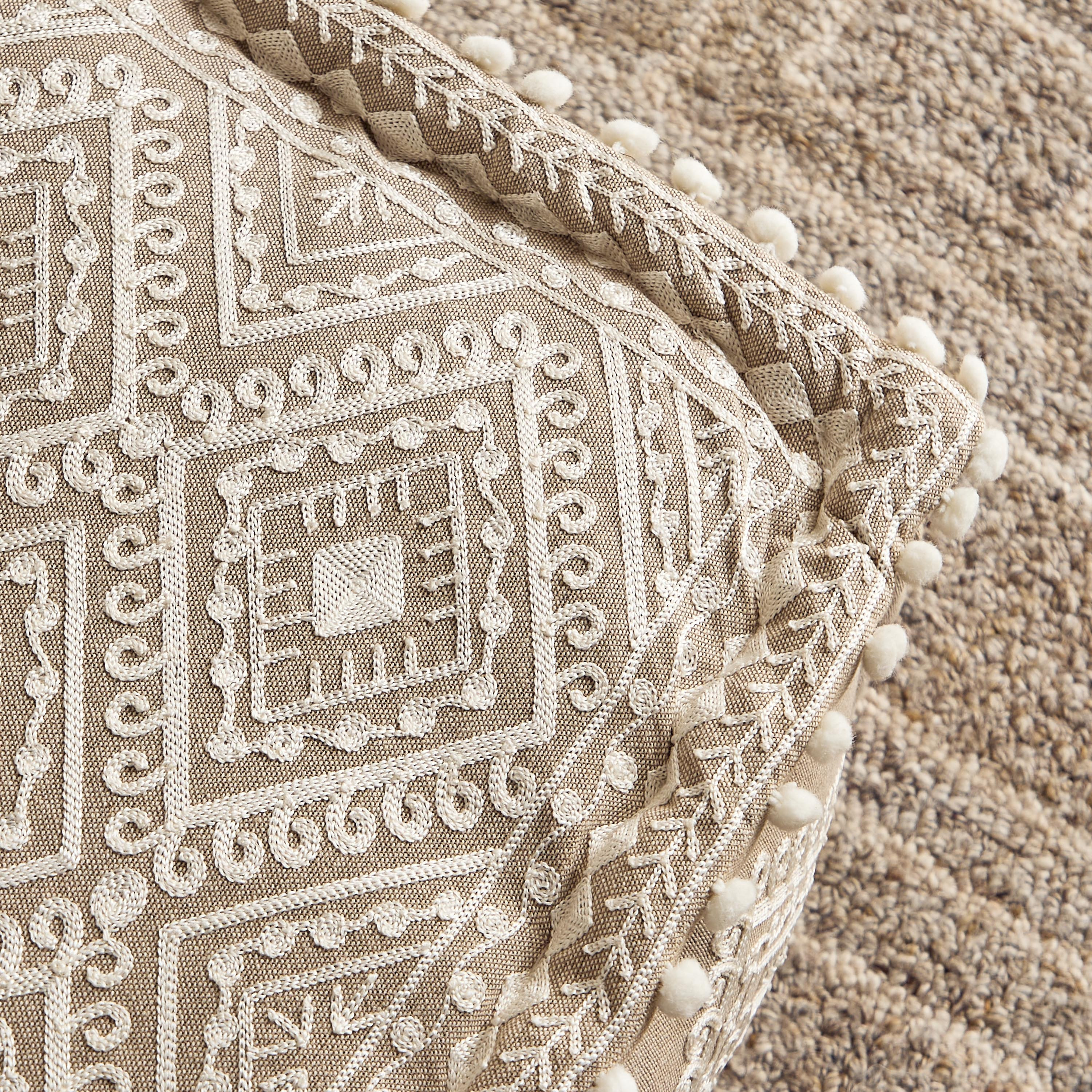 مقعد بوف ميداليون بتطريز ماسي من مهرجان ديزرت - 50×50×25 سم-hbxlivingroom-sofasandarmchairs-ottomansandfootstools-image-3
