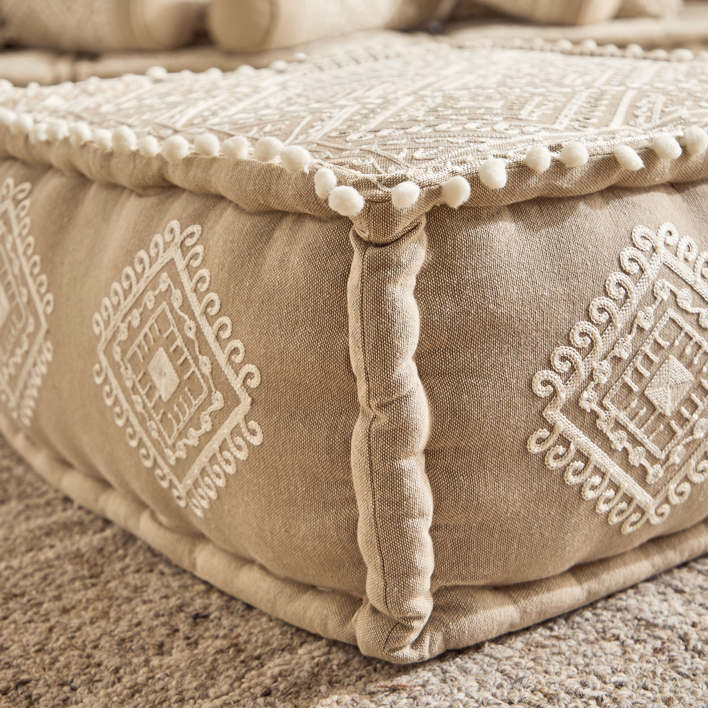 مقعد بوف ميداليون بتطريز ماسي من مهرجان ديزرت - 50×50×25 سم-hbxlivingroom-sofasandarmchairs-ottomansandfootstools-image-4