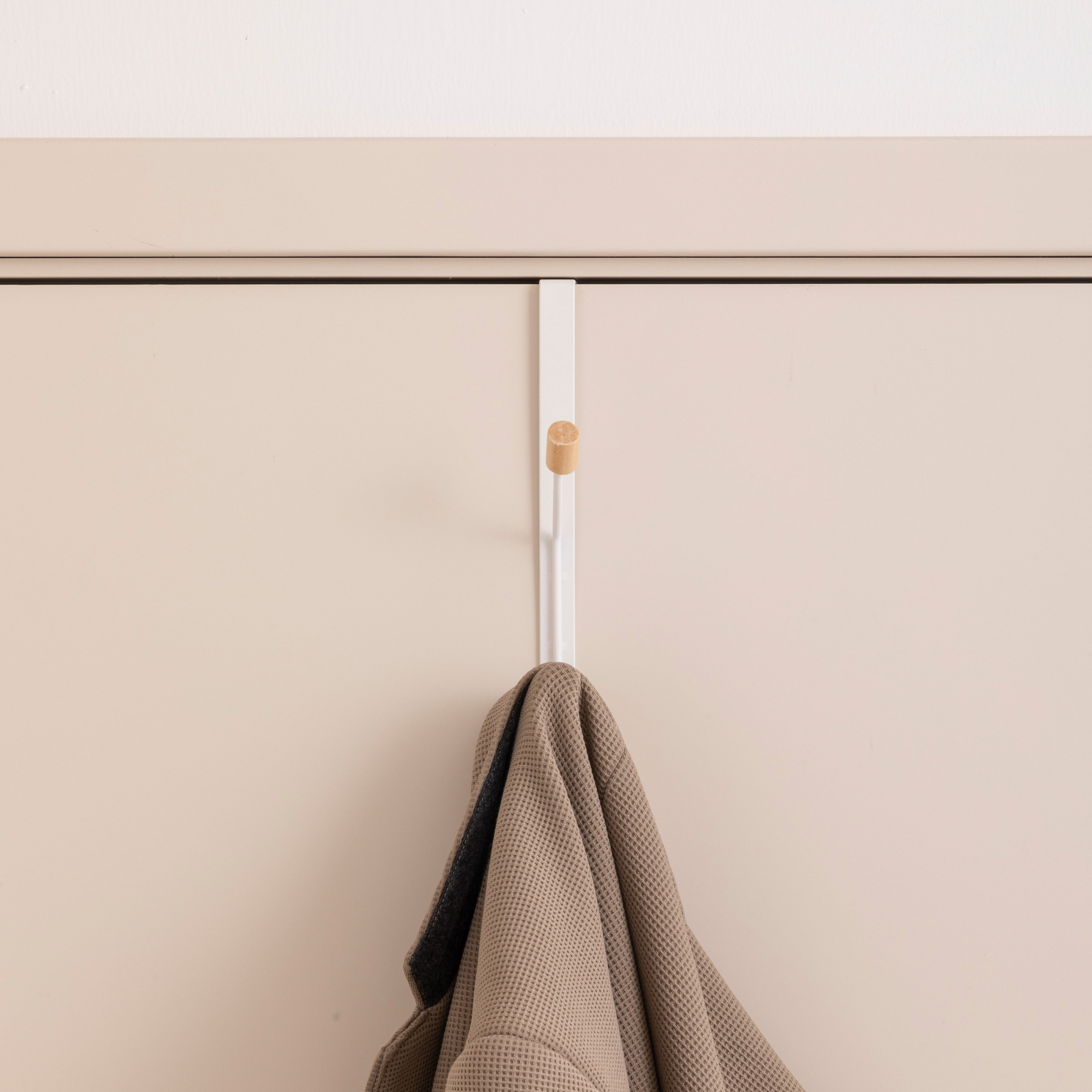 رف علاقات باب بخطافين من دراجون-hbxhomeware-hbxbedroom-image-2