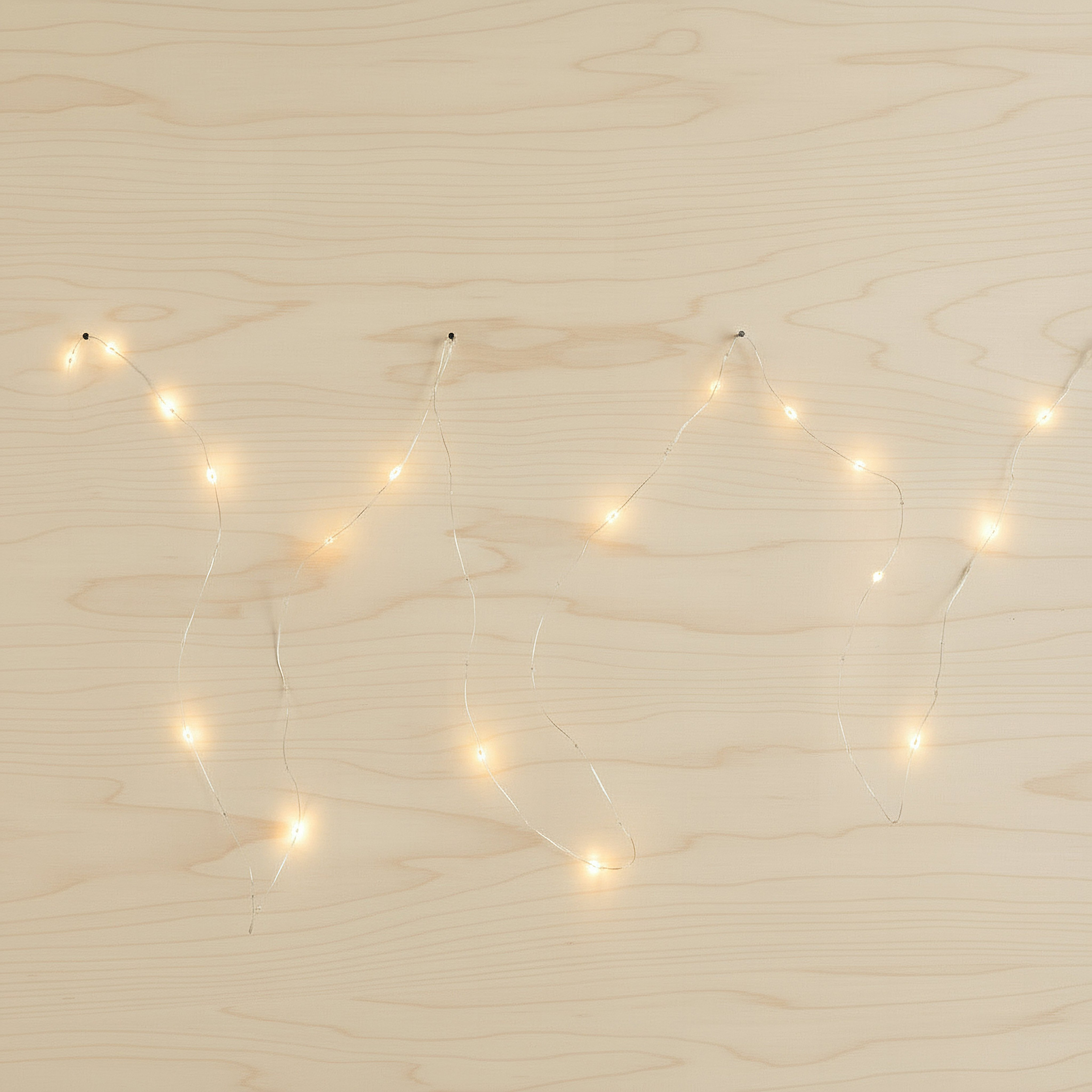 سلسلة إضاءة بسلك نحاسي بـ50 لمبة إل إي دي أبيض دافئ 3AA من أورلا - 250 سم-hbxdiningroom-lighting-decorativesandstringlights-image-1
