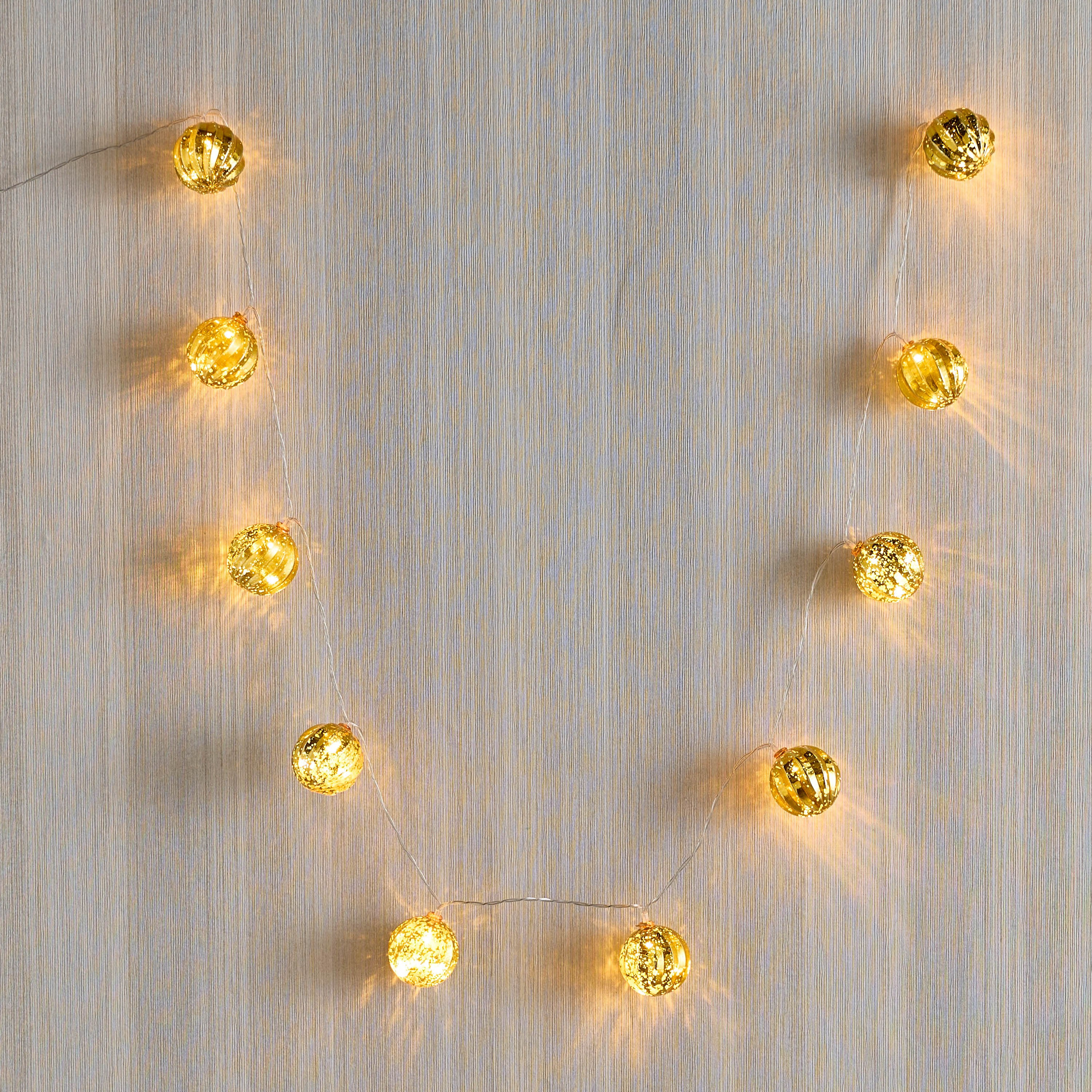 حبل إضاءة 10 لمبات ليد كرات مخططة بـ 3 بطاريات AA من أورلا - 172 سم-hbxdiningroom-lighting-decorativesandstringlights-image-5