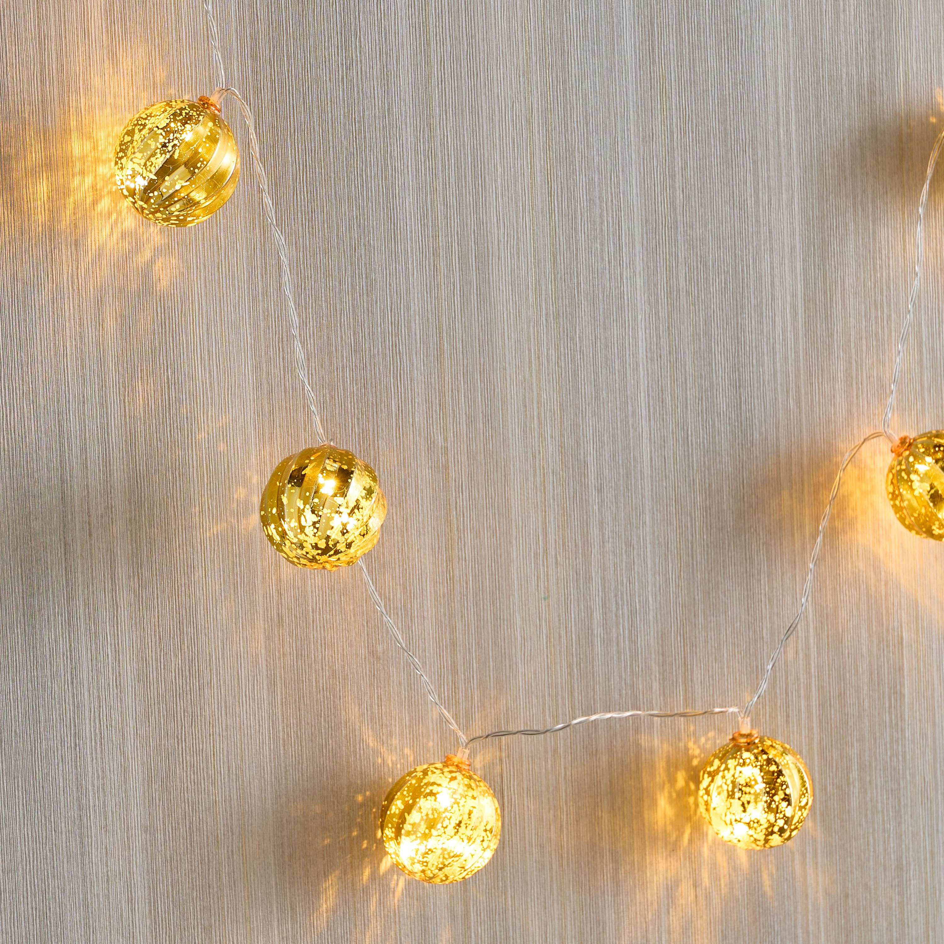 حبل إضاءة 10 لمبات ليد كرات مخططة بـ 3 بطاريات AA من أورلا - 172 سم-hbxdiningroom-lighting-decorativesandstringlights-image-7