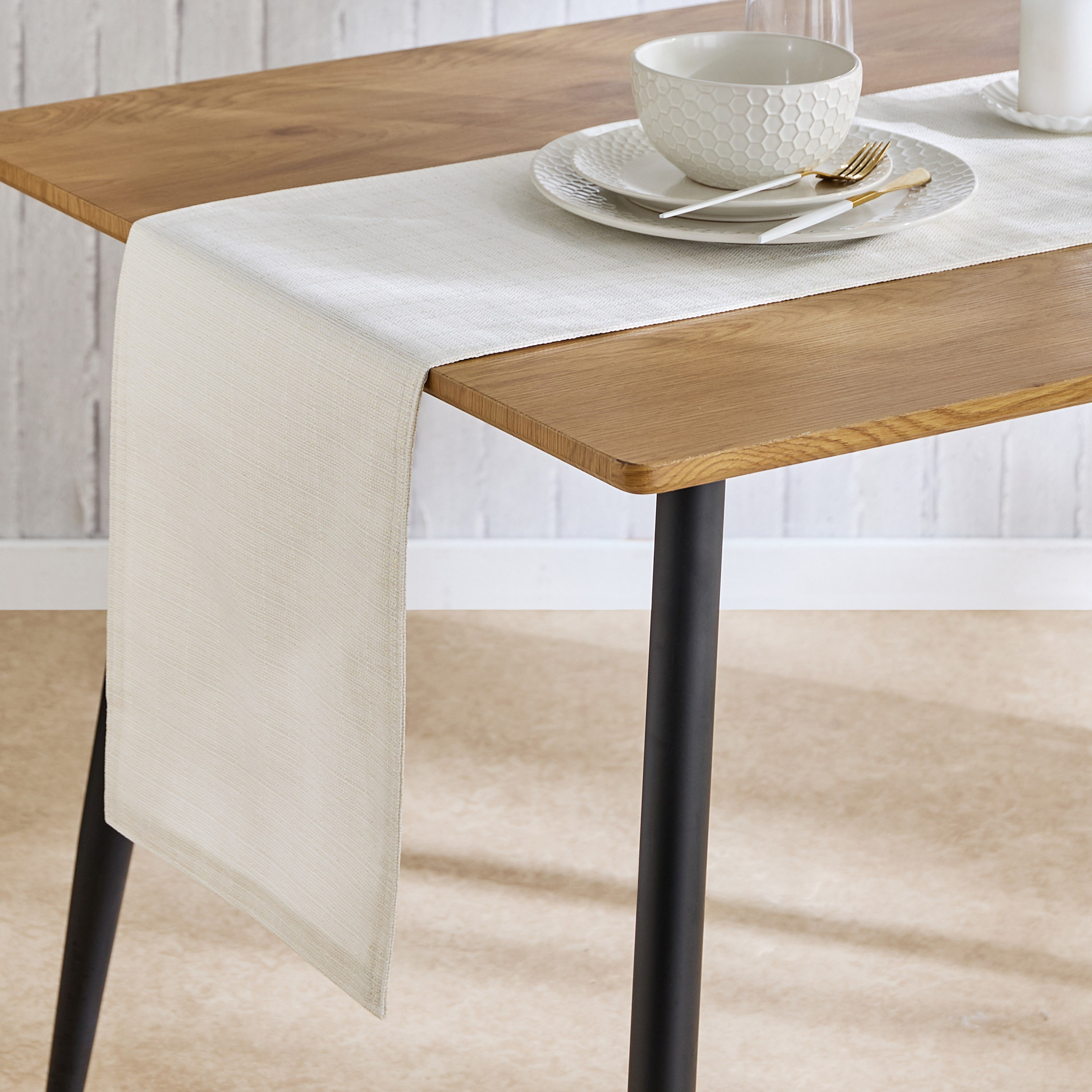 Looma Lurex Jacquard Table Runner - 33x180 cm-hbxdecorandfurnishings-homefurnishings-tablelinens-image-1
