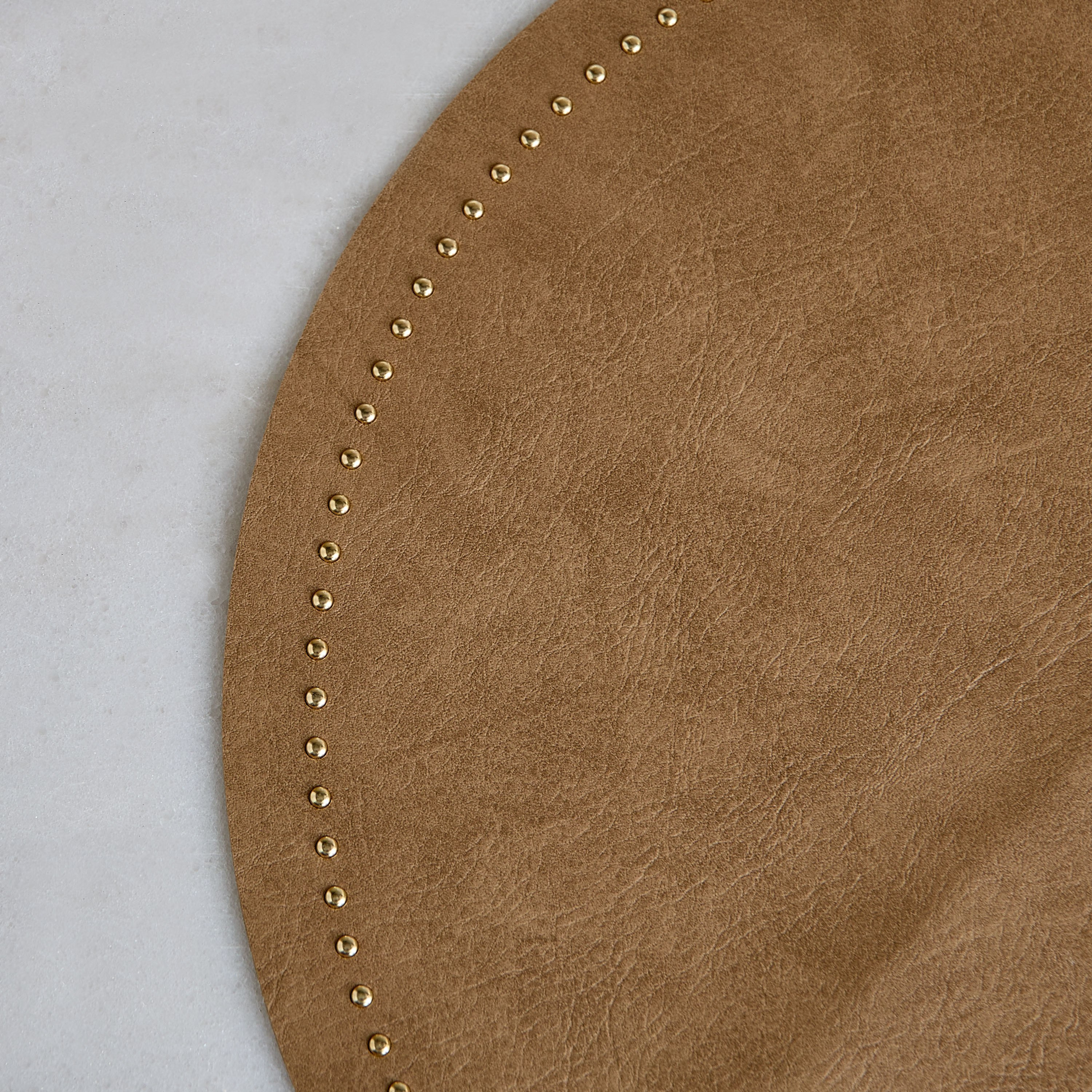 لبادة صحون مستديرة مرصعة من لاي أون - 37.5 سم-hbxdecorandfurnishings-homefurnishings-tablelinens-image-2