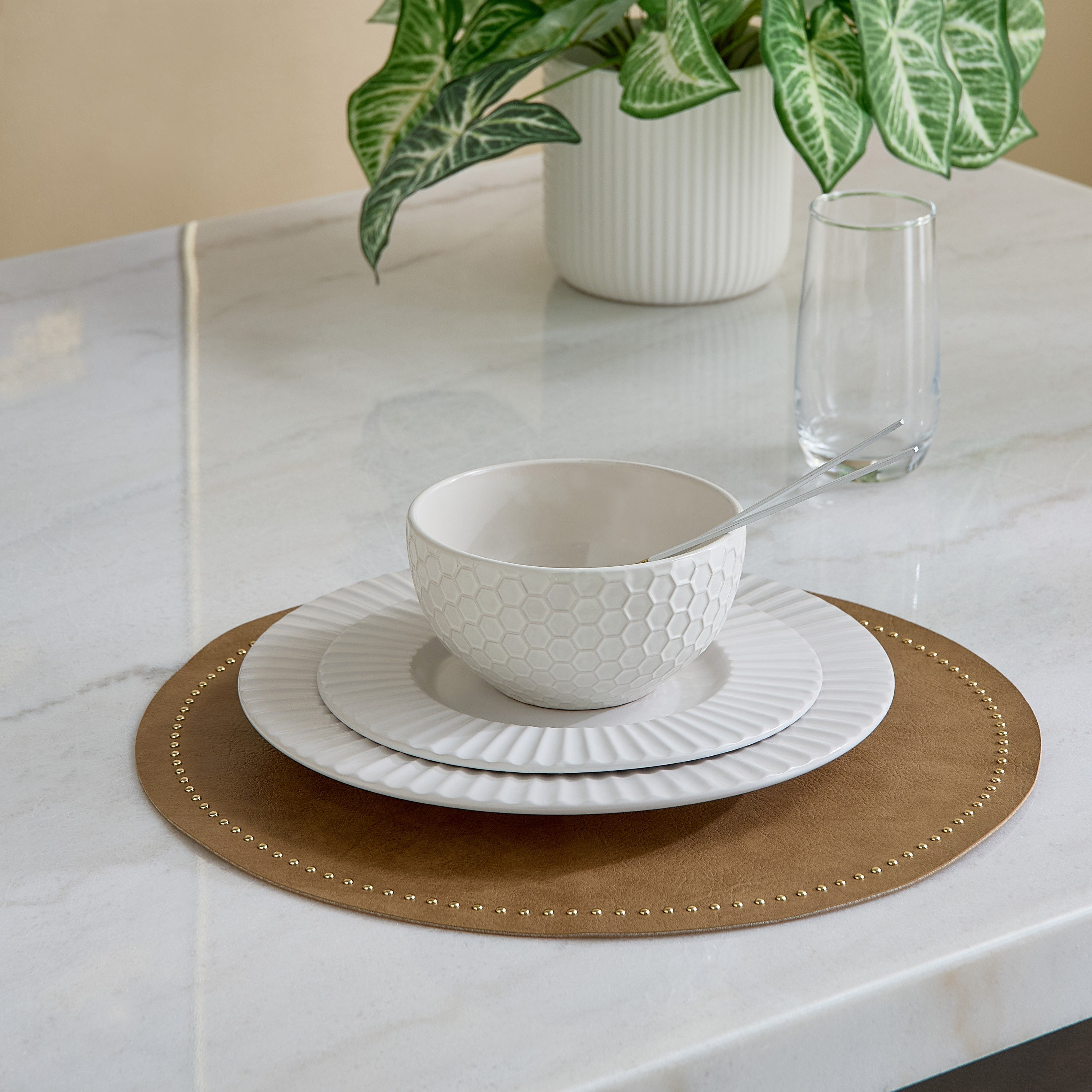 لبادة صحون مستديرة مرصعة من لاي أون - 37.5 سم-hbxdecorandfurnishings-homefurnishings-tablelinens-image-3