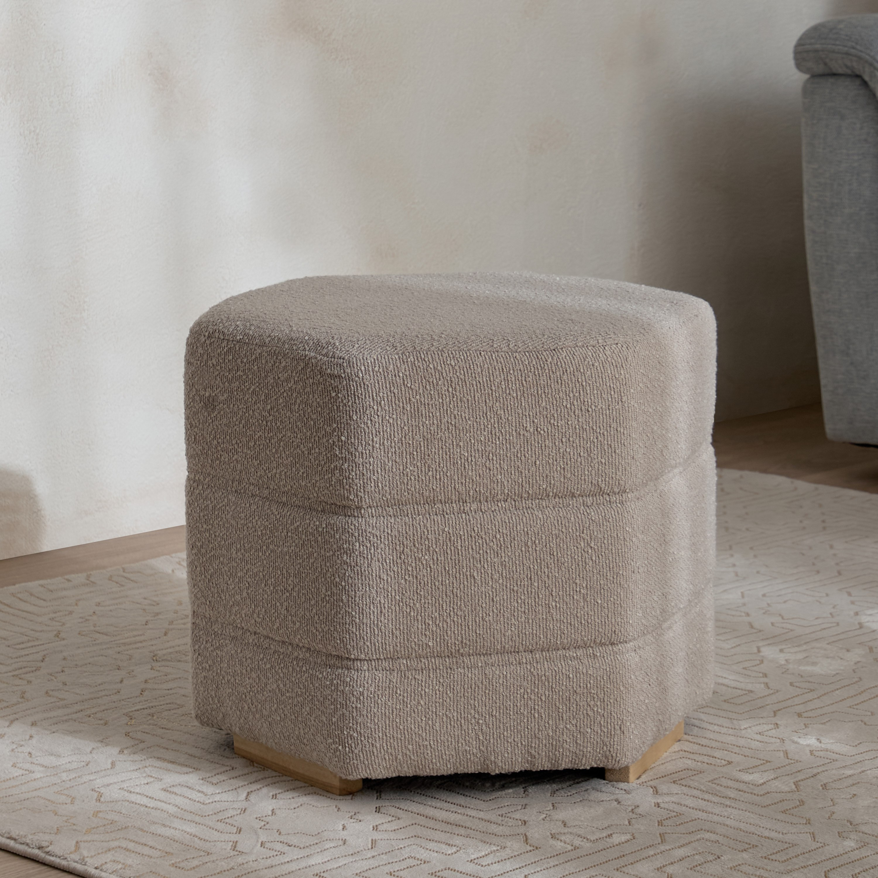مسند قدم قماش من جيسبي-hbxlivingroom-sofasandarmchairs-ottomansandfootstools-image-1