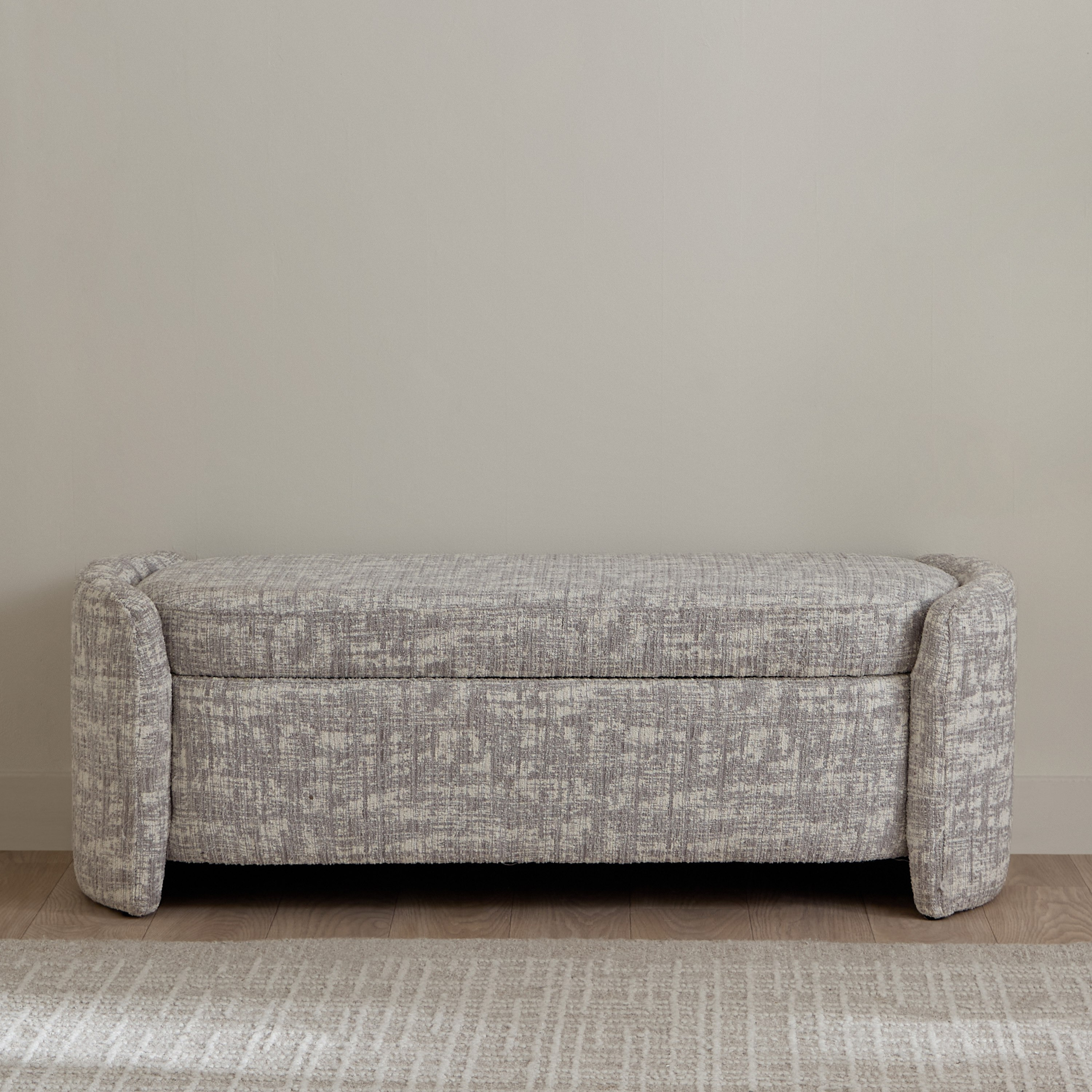 مقعد بنش قماش بمساحة تخزين من كورفي-hbxlivingroom-sofasandarmchairs-ottomansandfootstools-image-3
