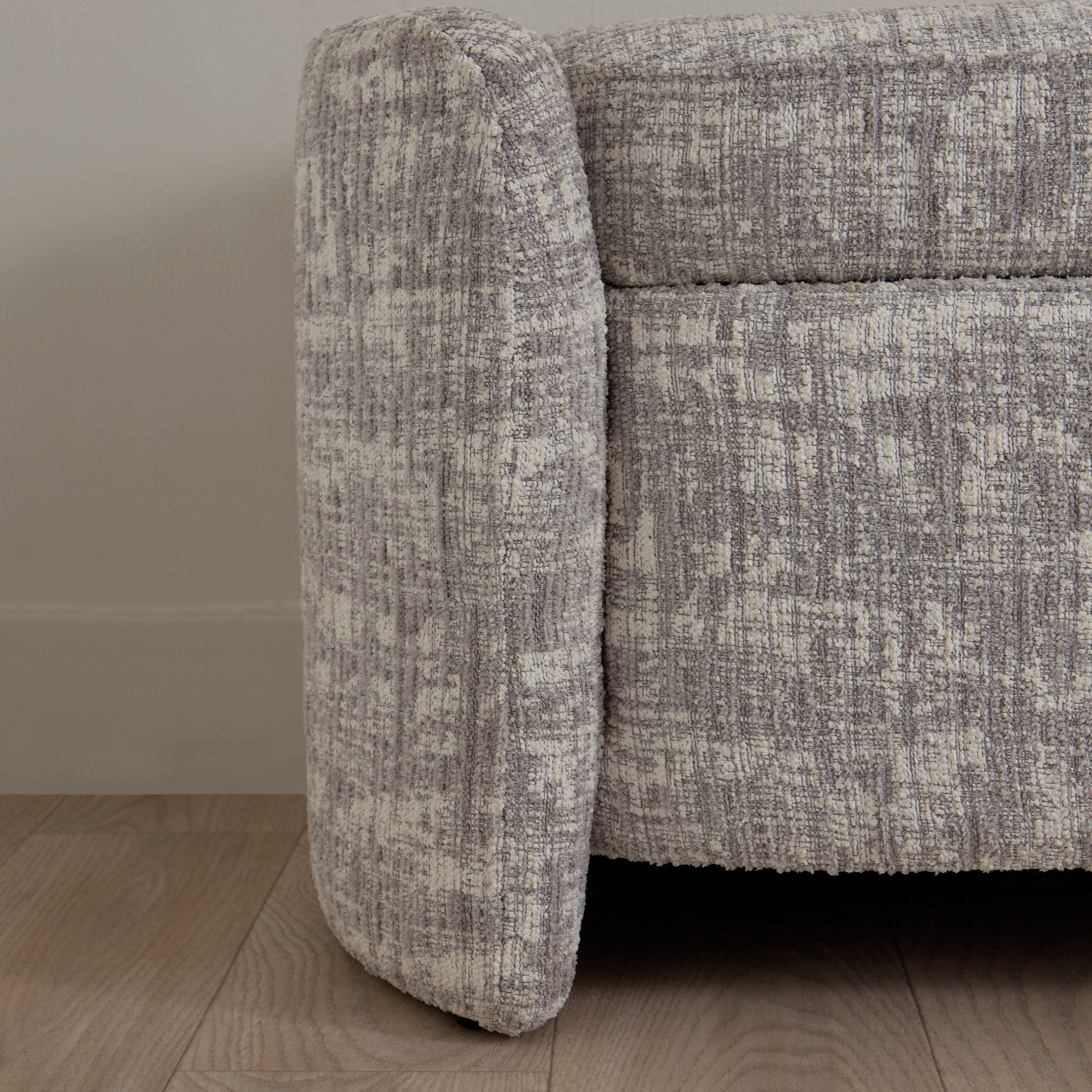 مقعد بنش قماش بمساحة تخزين من كورفي-hbxlivingroom-sofasandarmchairs-ottomansandfootstools-image-4