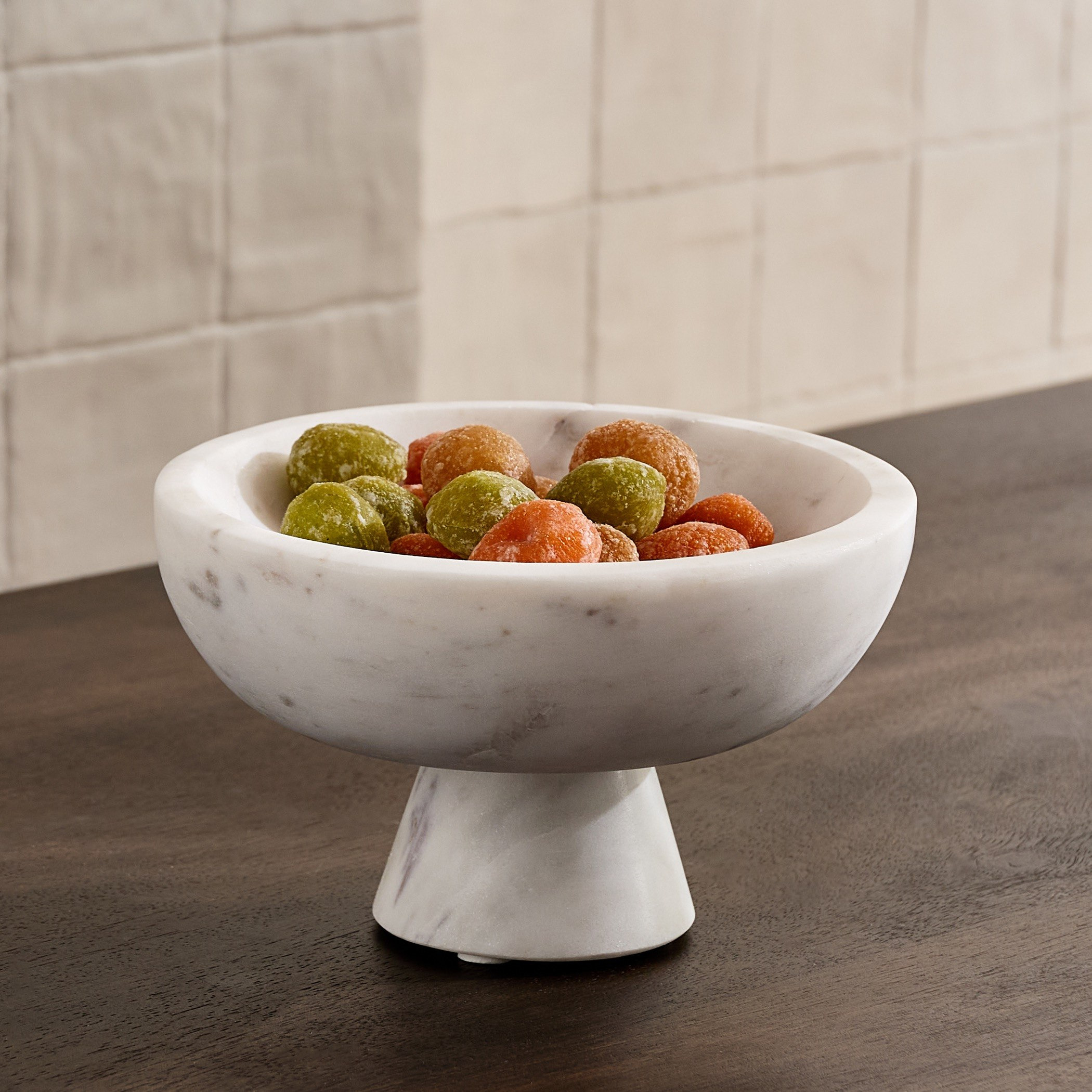 وعاء رخامي بقاعدة من بليك مادلين - 18x18x10 سم-hbxdecorandfurnishings-tabletop-serveware-image-1