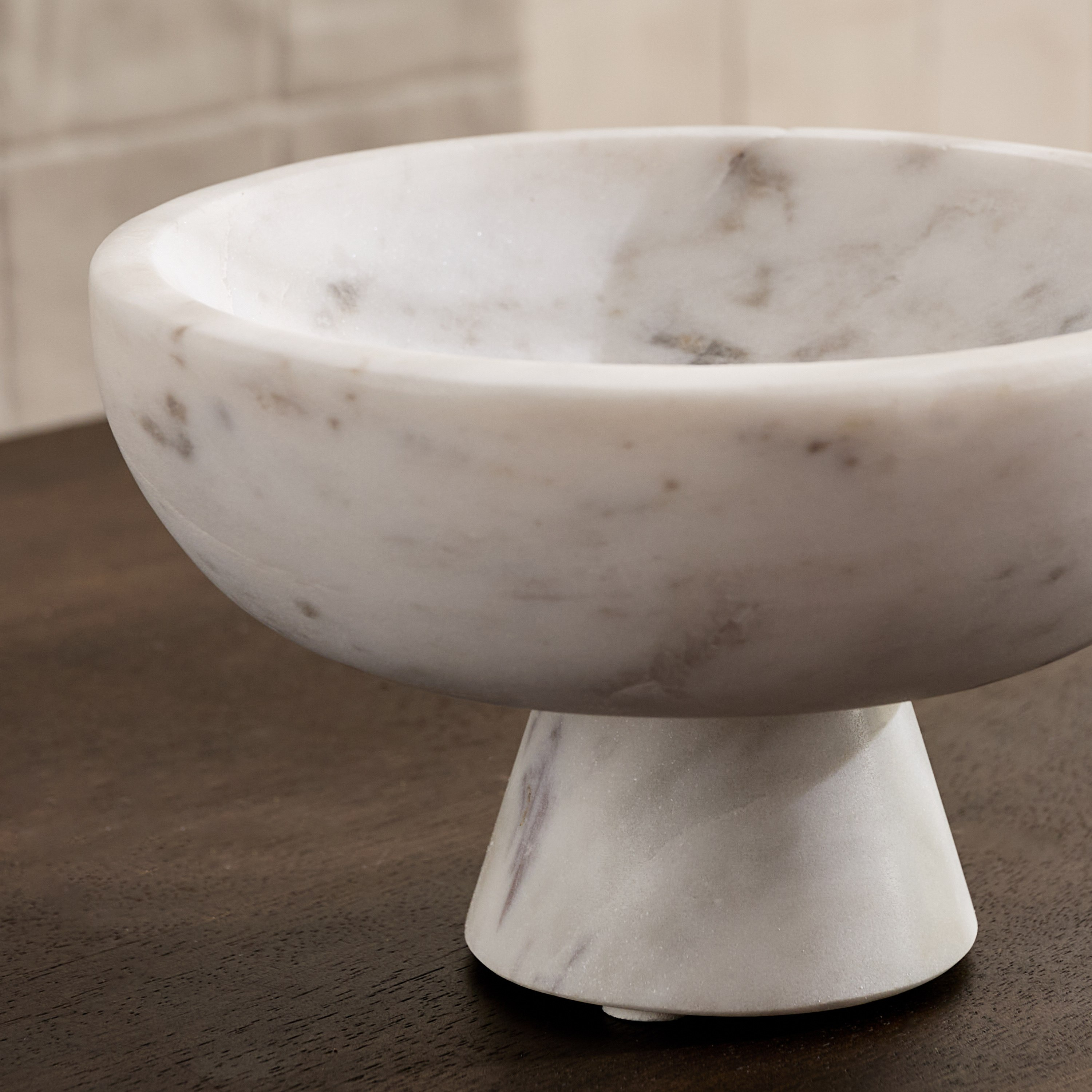 وعاء رخامي بقاعدة من بليك مادلين - 18x18x10 سم-hbxdecorandfurnishings-tabletop-serveware-image-3