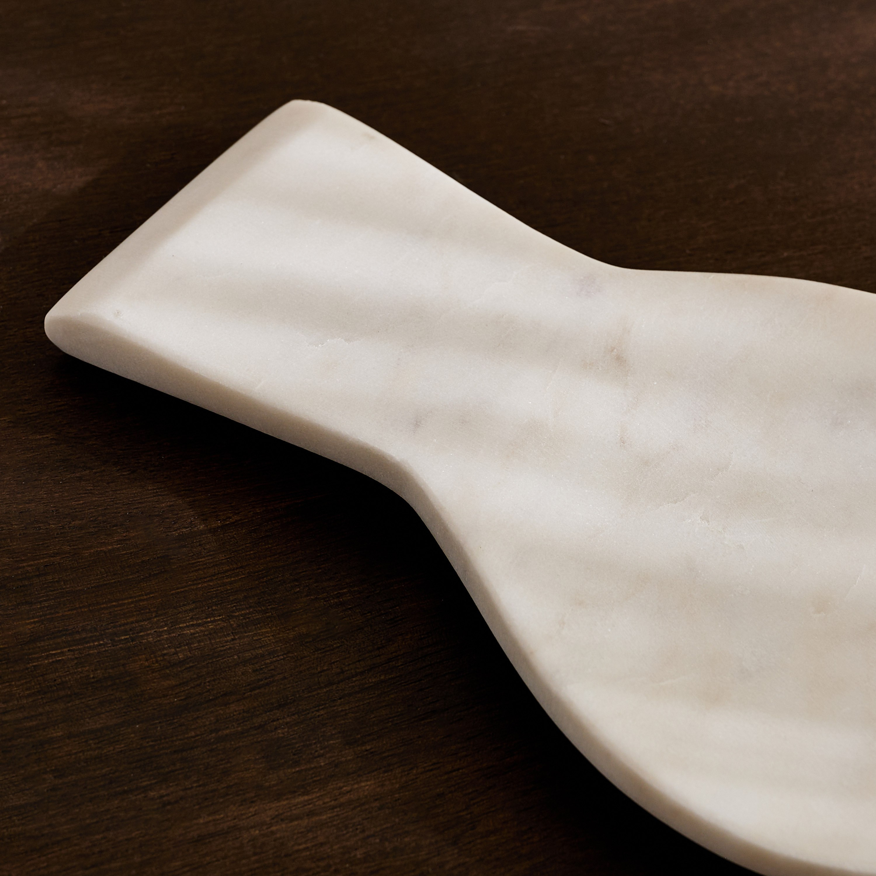 حامل ملعقة رخام من بليك مادلين - 23x10.5x2.75 سم-hbxdecorandfurnishings-tabletop-serveware-image-3