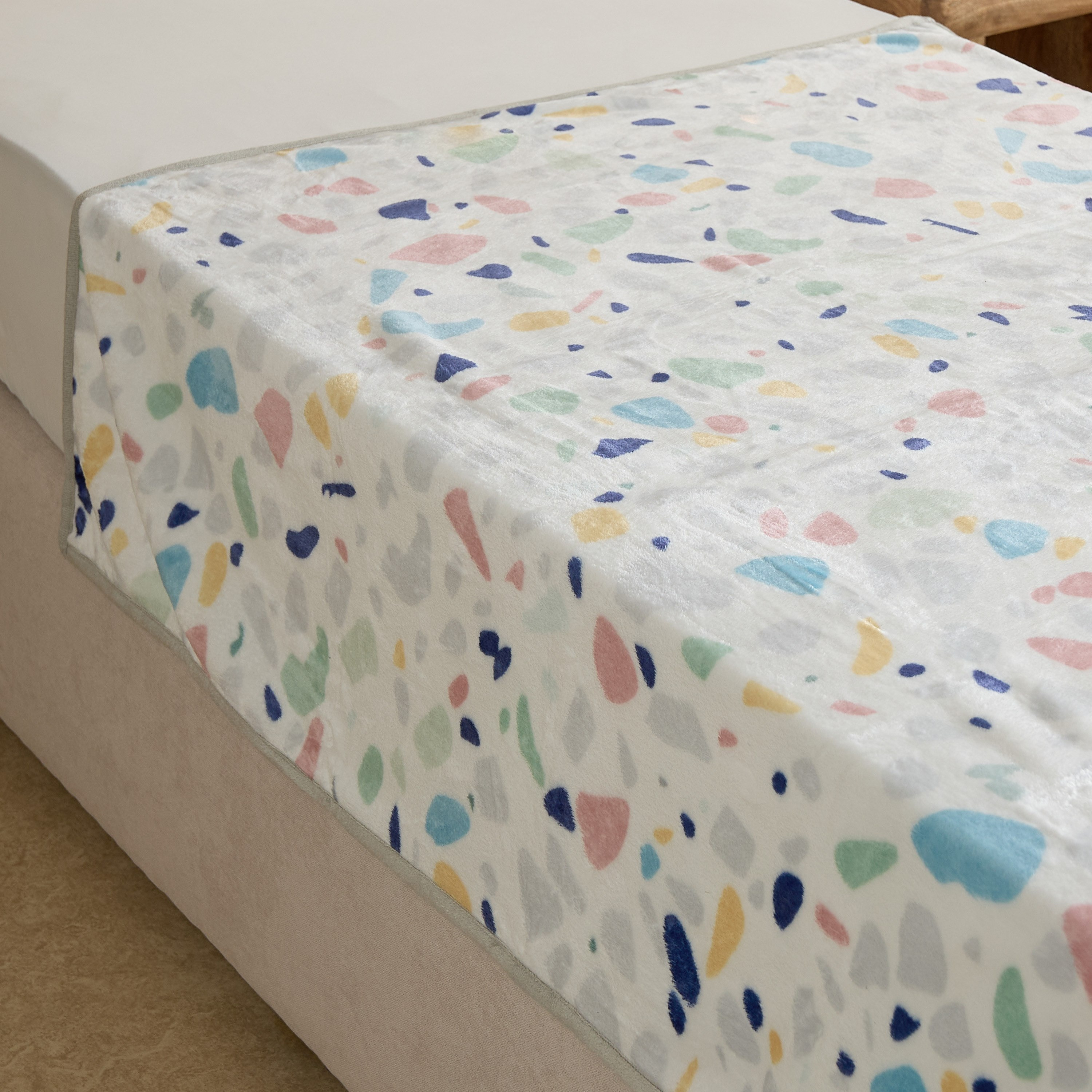 Joy Clyde Printed Flannel Fleece Blanket with Piping - 120x160 cm-hbxhomeware-hbxkidsandyouth-image-2