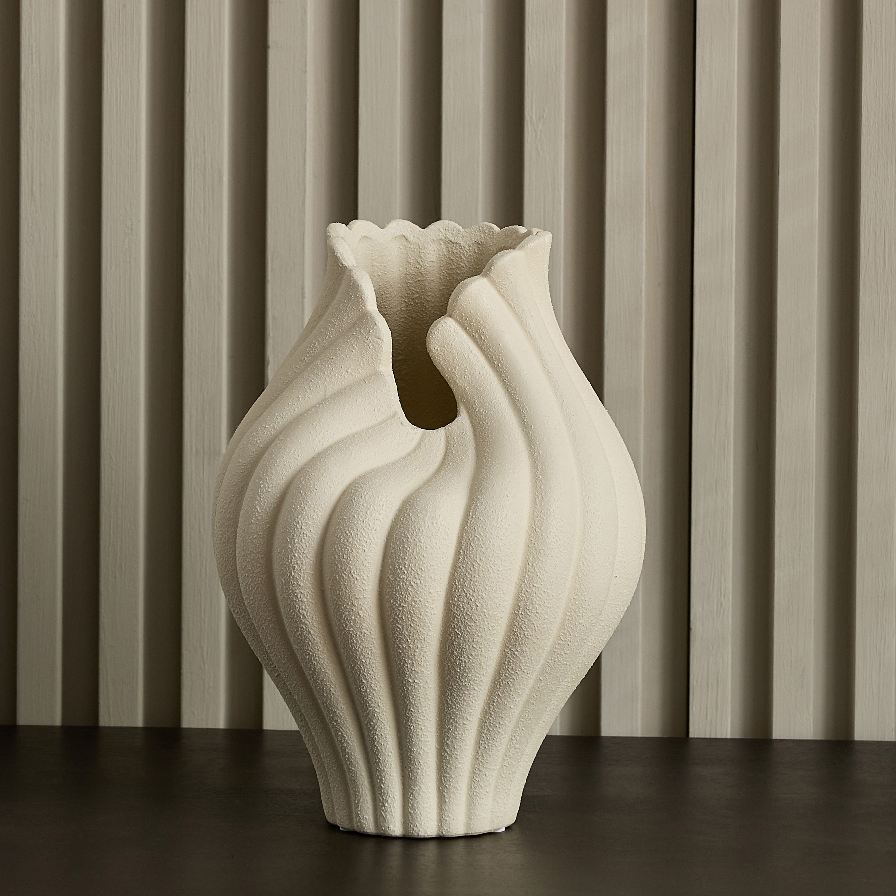 مزهرية ديكور ألورا من عنبر - 18.5x18.5x26 سم-hbxbedroom-decorandaccessories-vases-image-6