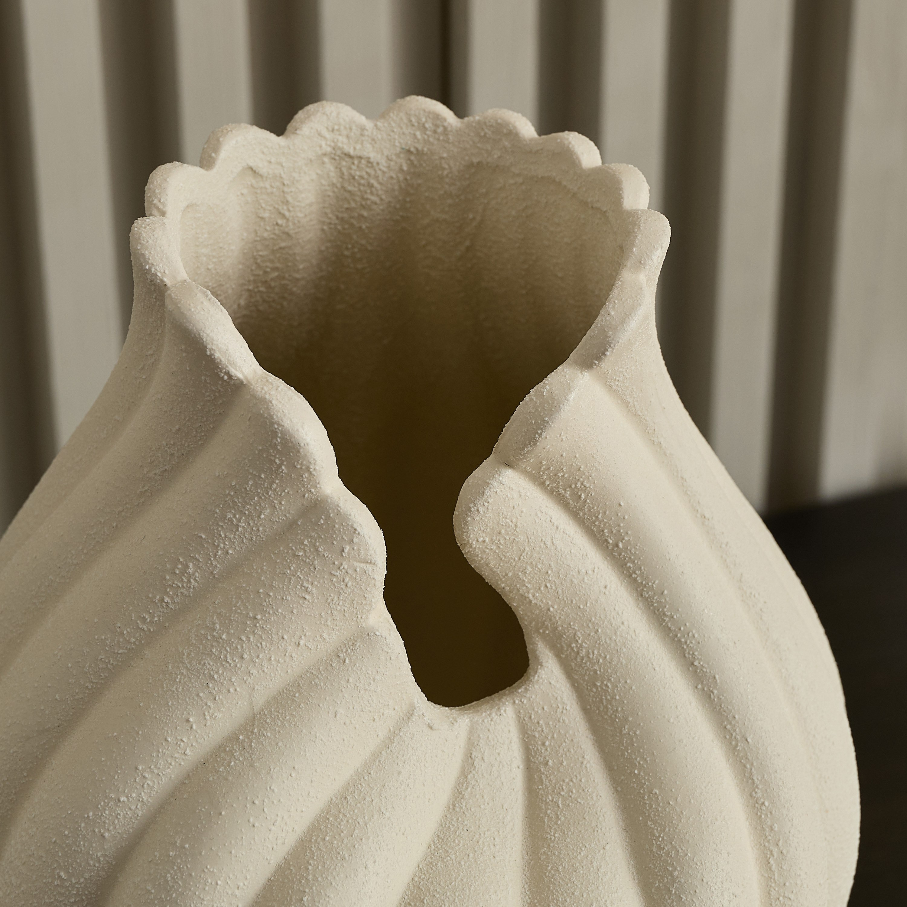 مزهرية ديكور ألورا من عنبر - 18.5x18.5x26 سم-hbxbedroom-decorandaccessories-vases-image-7