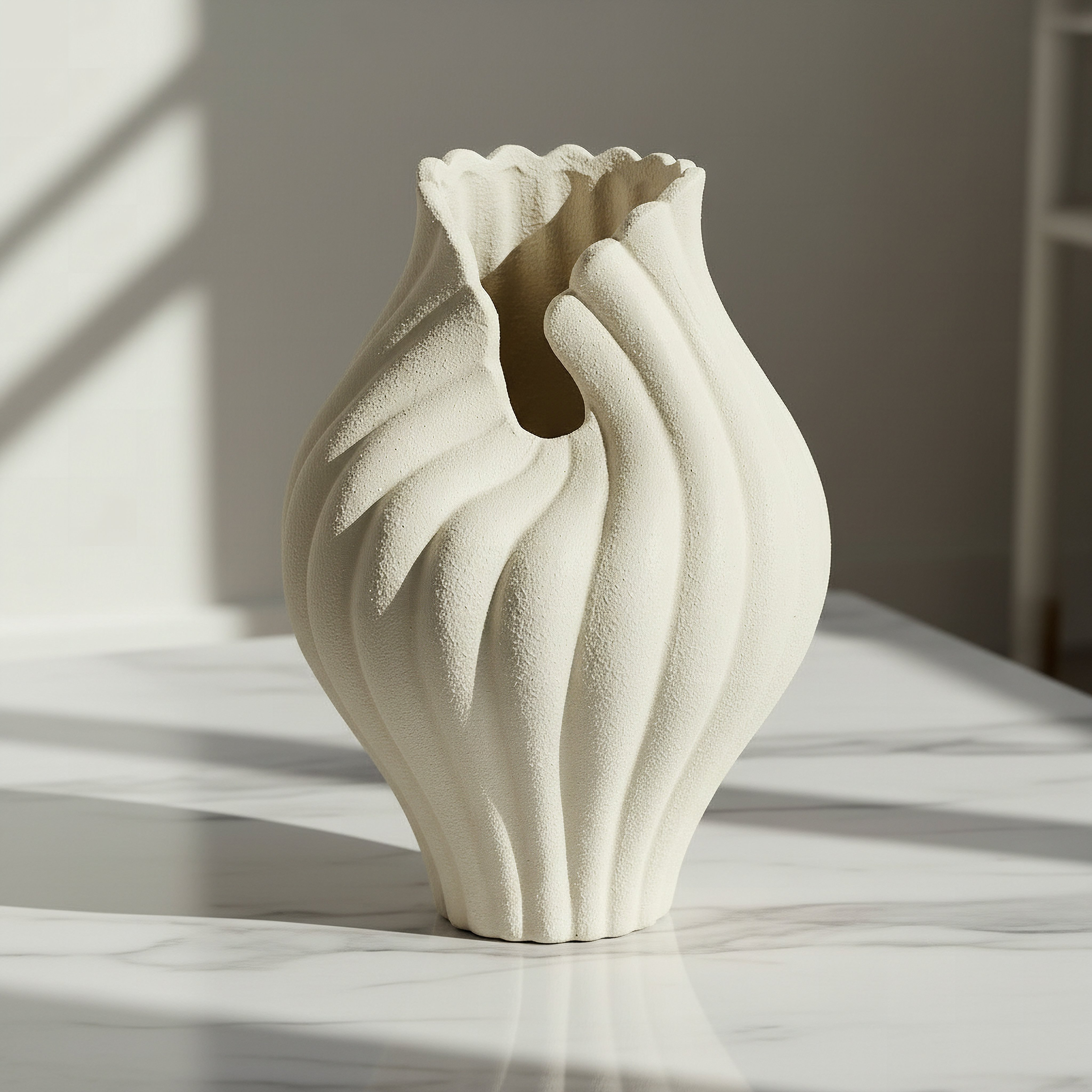 مزهرية ديكور ألورا من عنبر - 18.5x18.5x26 سم-hbxbedroom-decorandaccessories-vases-image-1