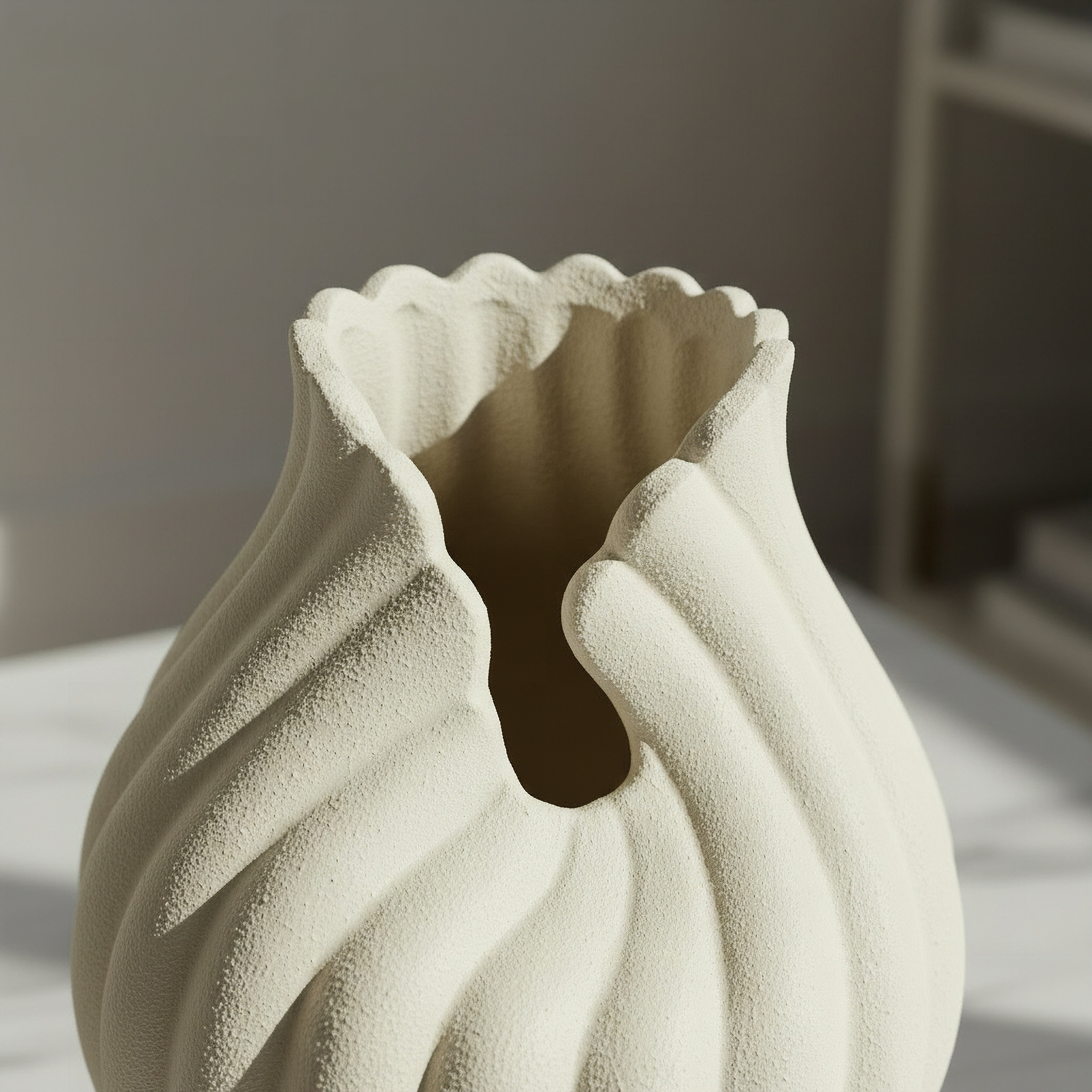 مزهرية ديكور ألورا من عنبر - 18.5x18.5x26 سم-hbxbedroom-decorandaccessories-vases-image-2