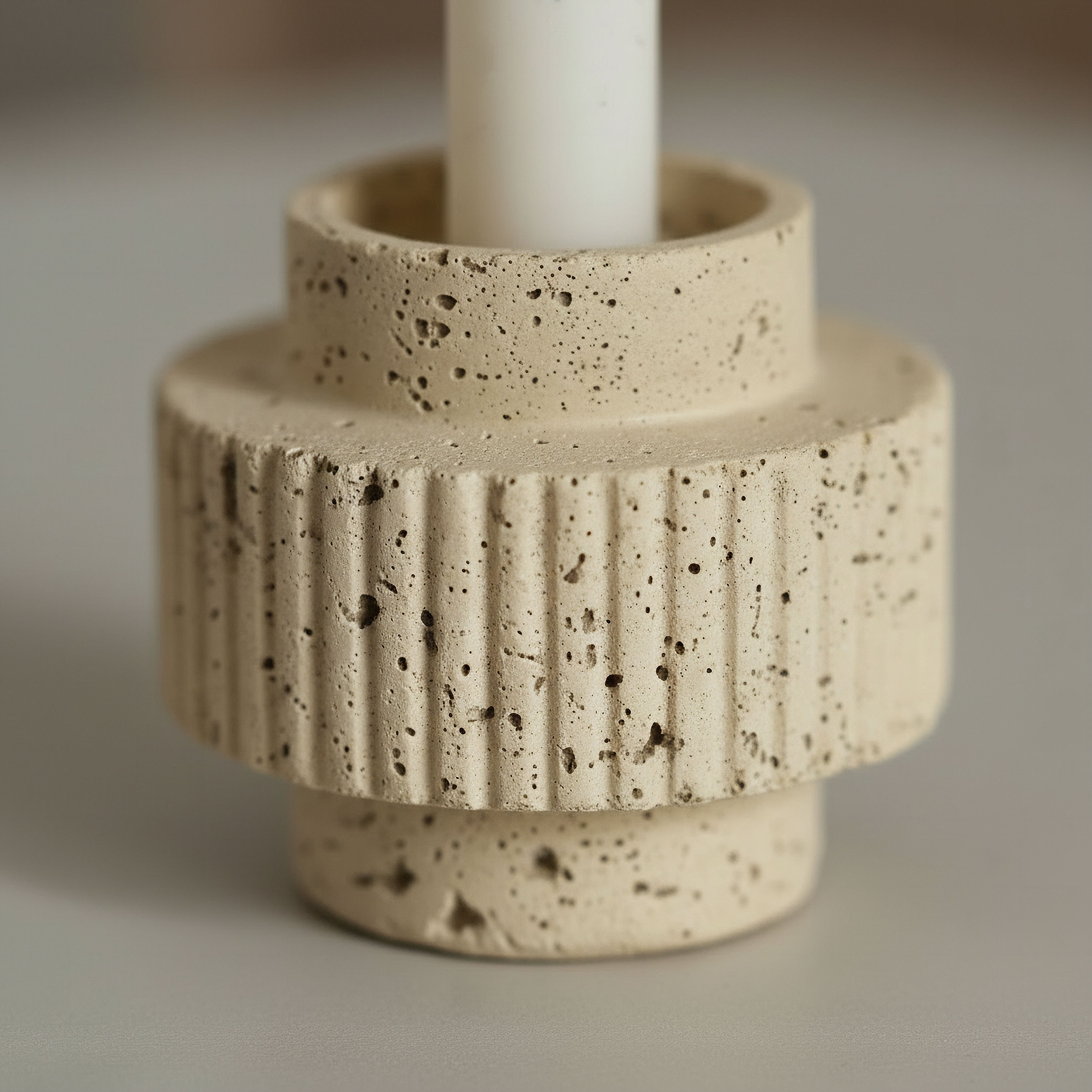 حامل شموع رفيعة راتنج من فريسكو فيلا - 8.2x8.2x6.7 سم-hbxlivingroom-decorandaccessories-candleholders-image-4