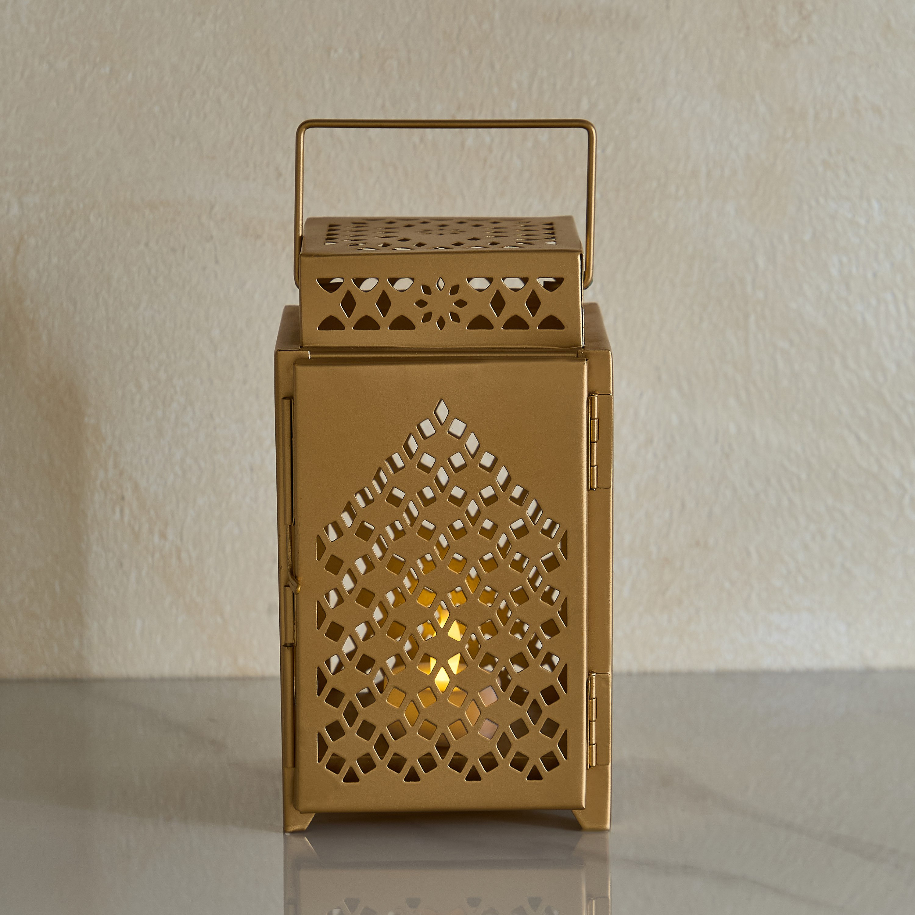 فانوس معدني صغير بتصميم مفرغ من إسابا - 10x11x18 سم-hbxdecorandfurnishings-homeaccessories-lanterns-image-6