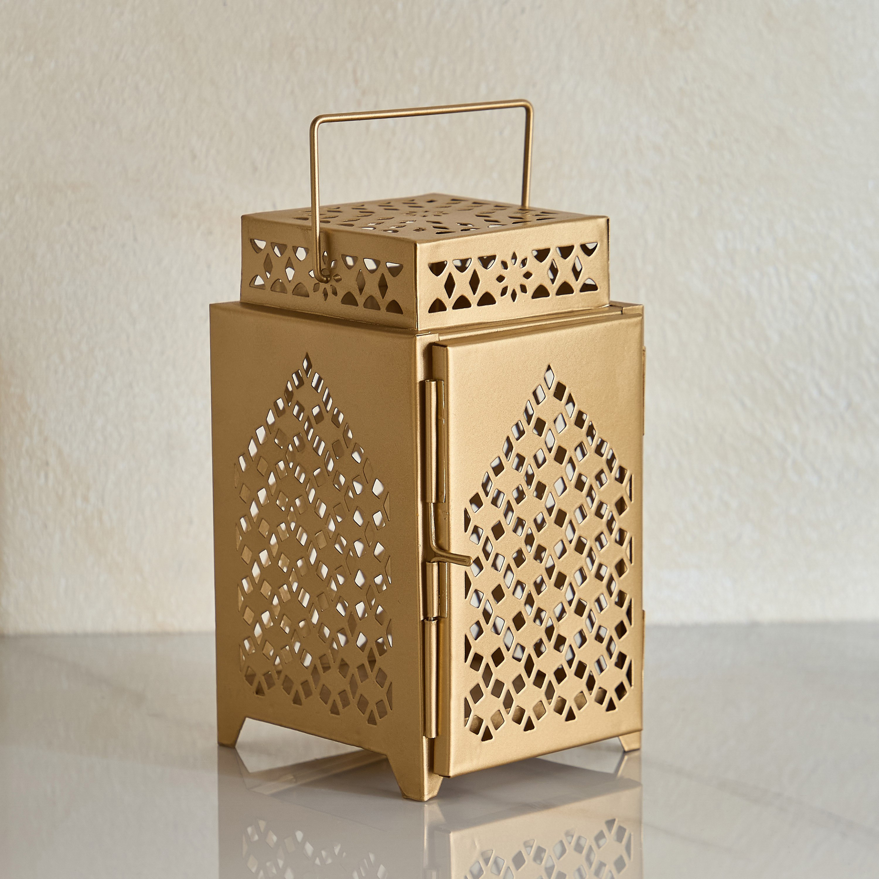 فانوس معدني صغير بتصميم مفرغ من إسابا - 10x11x18 سم-hbxdecorandfurnishings-homeaccessories-lanterns-image-7