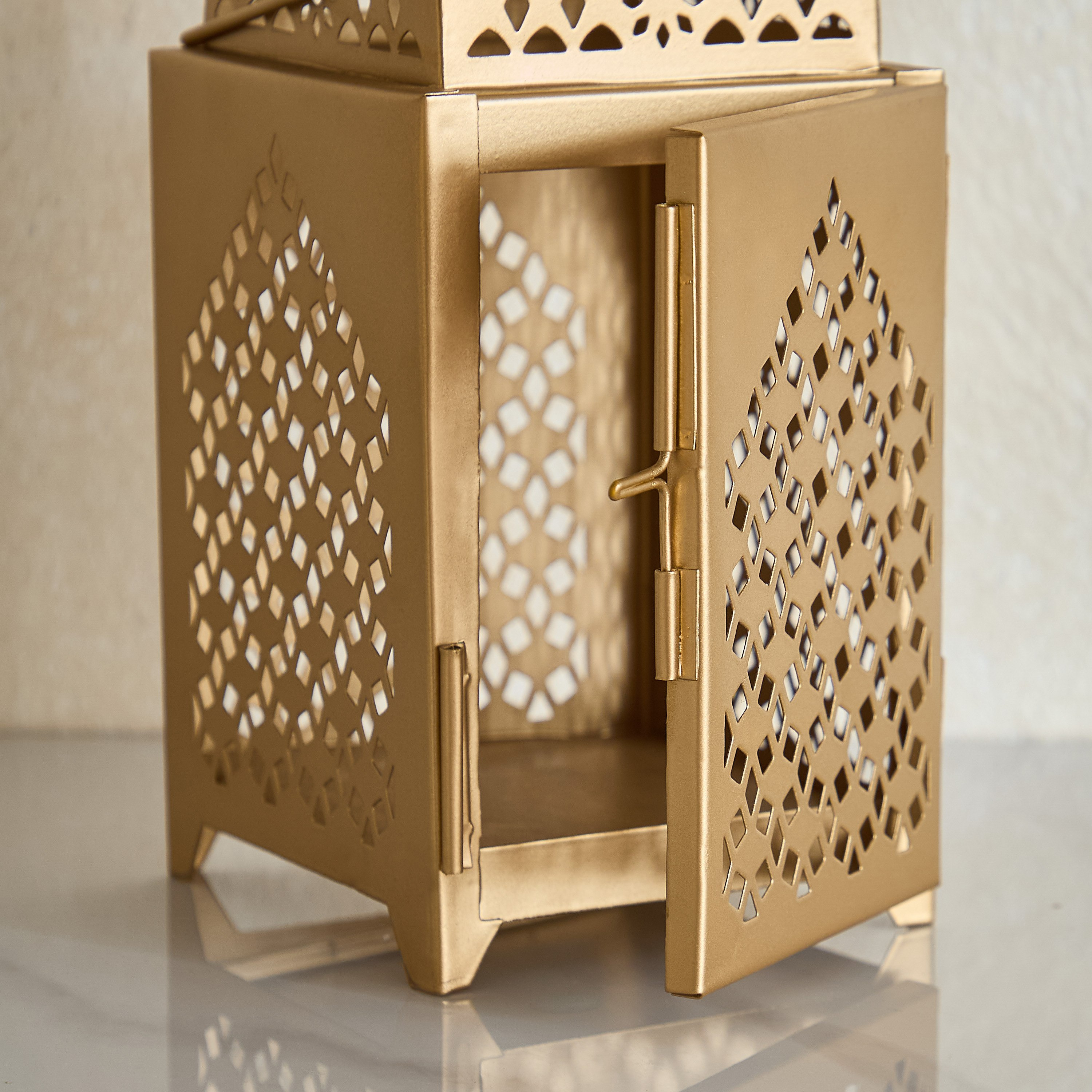 فانوس معدني صغير بتصميم مفرغ من إسابا - 10x11x18 سم-hbxdecorandfurnishings-homeaccessories-lanterns-image-8