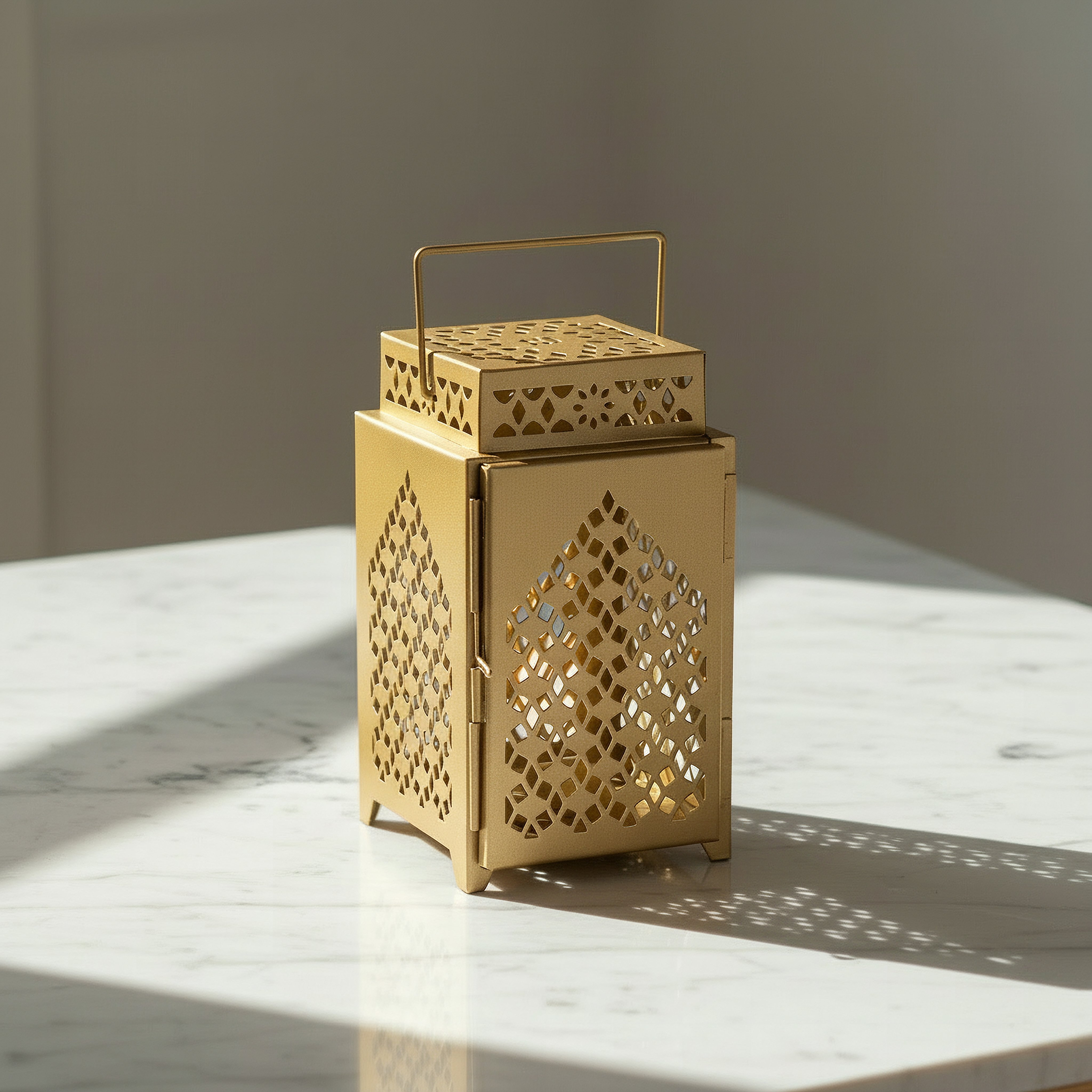 فانوس معدني صغير بتصميم مفرغ من إسابا - 10x11x18 سم-hbxdecorandfurnishings-homeaccessories-lanterns-image-2