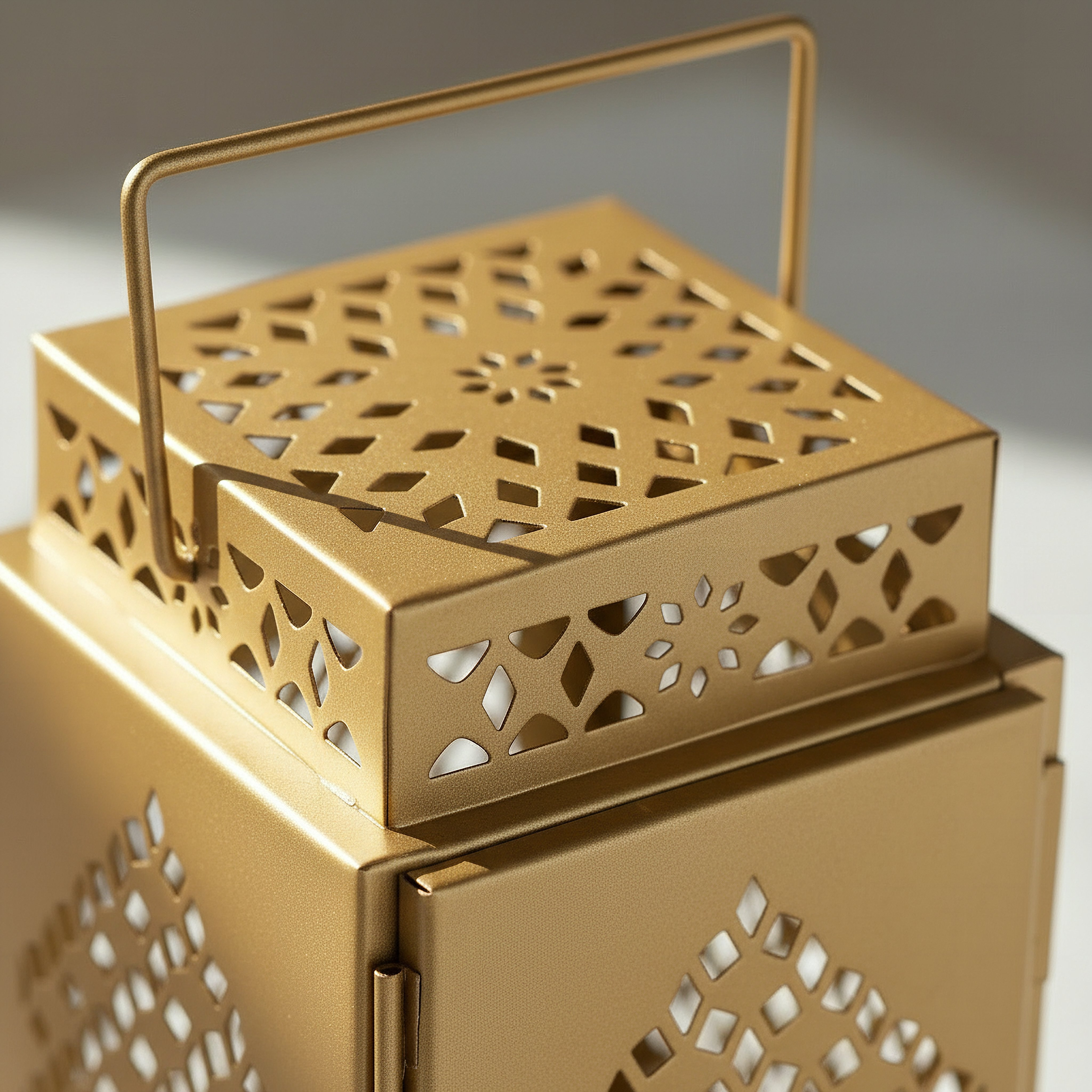فانوس معدني صغير بتصميم مفرغ من إسابا - 10x11x18 سم-hbxdecorandfurnishings-homeaccessories-lanterns-image-3