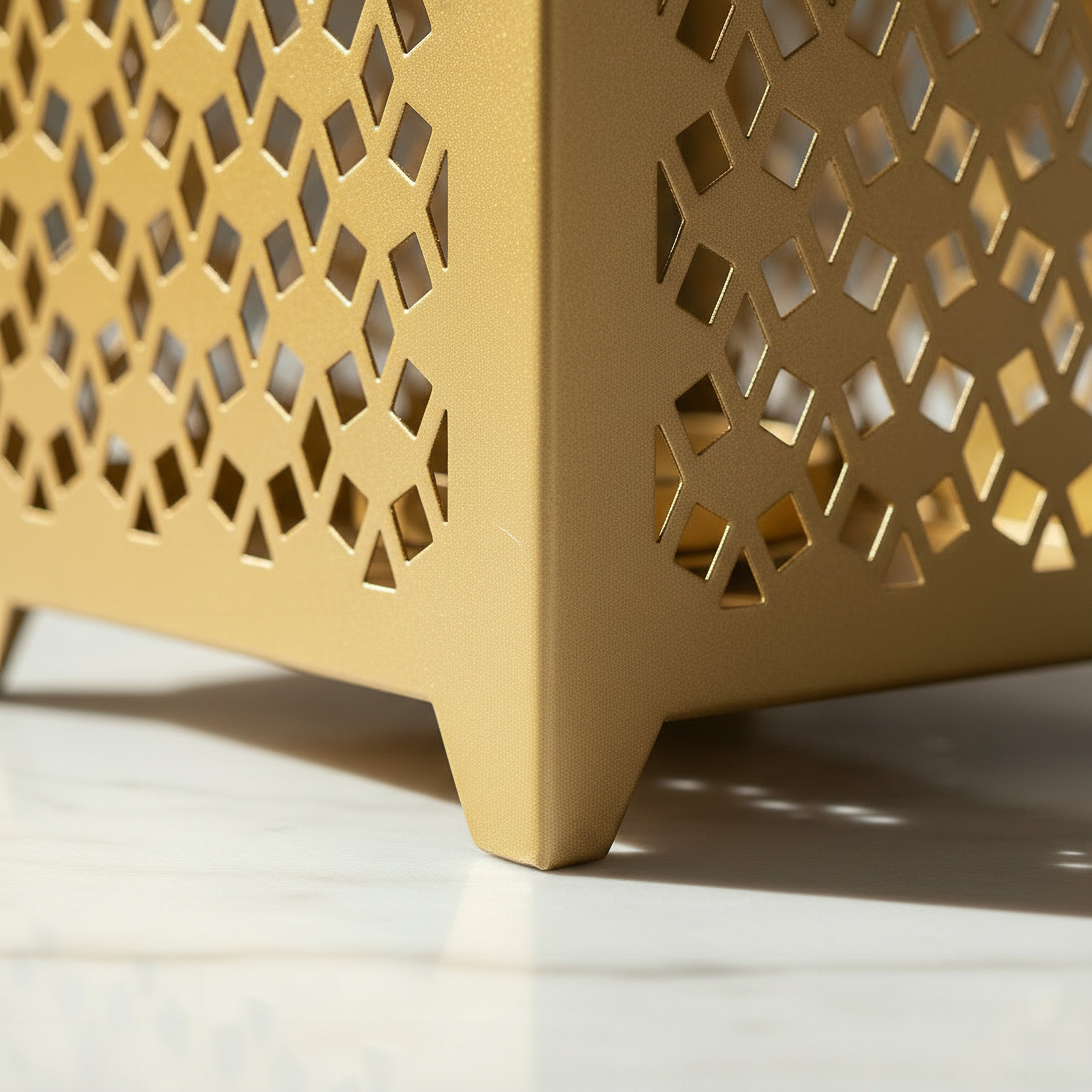 فانوس معدني صغير بتصميم مفرغ من إسابا - 10x11x18 سم-hbxdecorandfurnishings-homeaccessories-lanterns-image-4