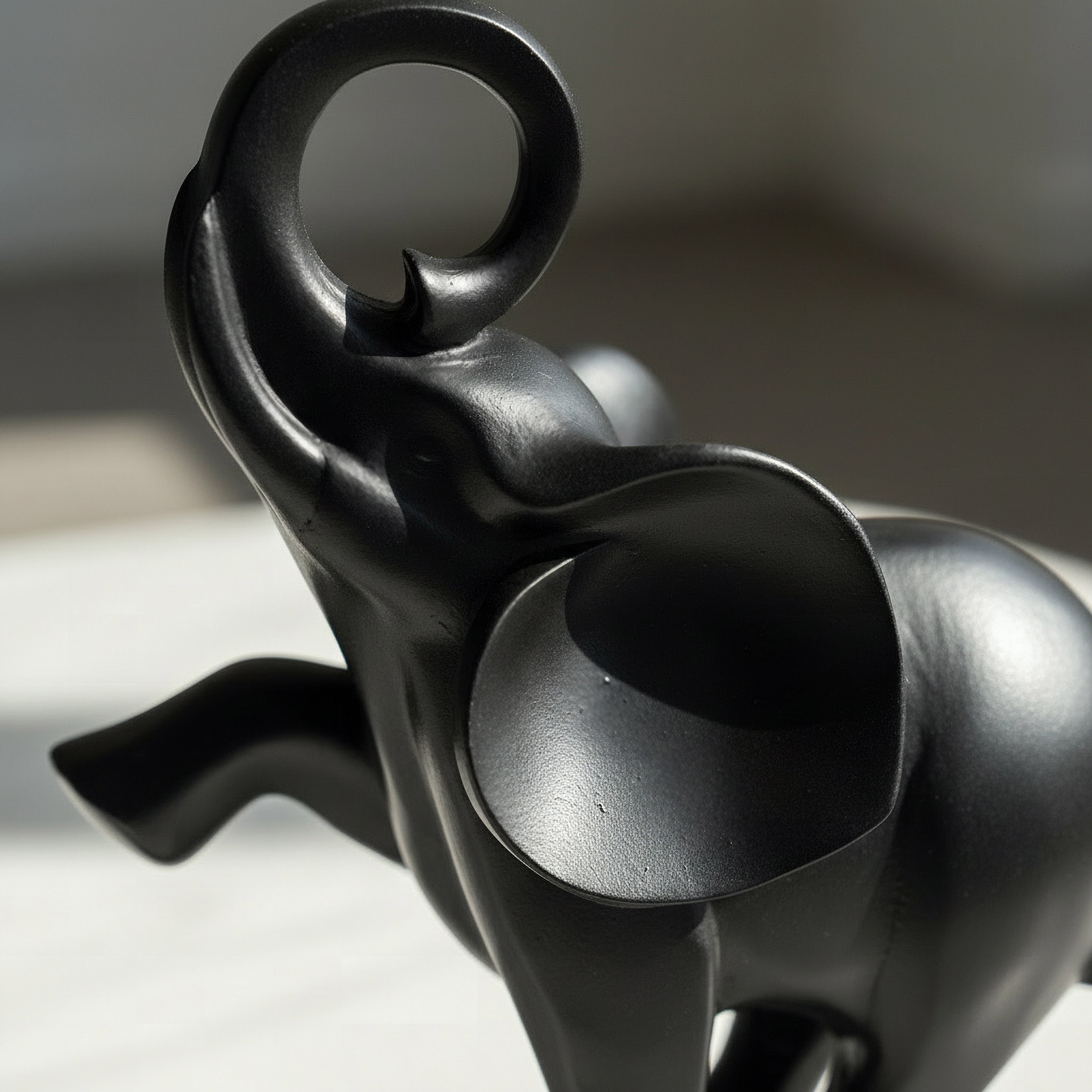 قطعة ديكور بولي ريزين فيل على كرة من رين قصيدة - 15x8.8x26.2-hbxhomeware-homedecor-figurinesandornaments-image-2