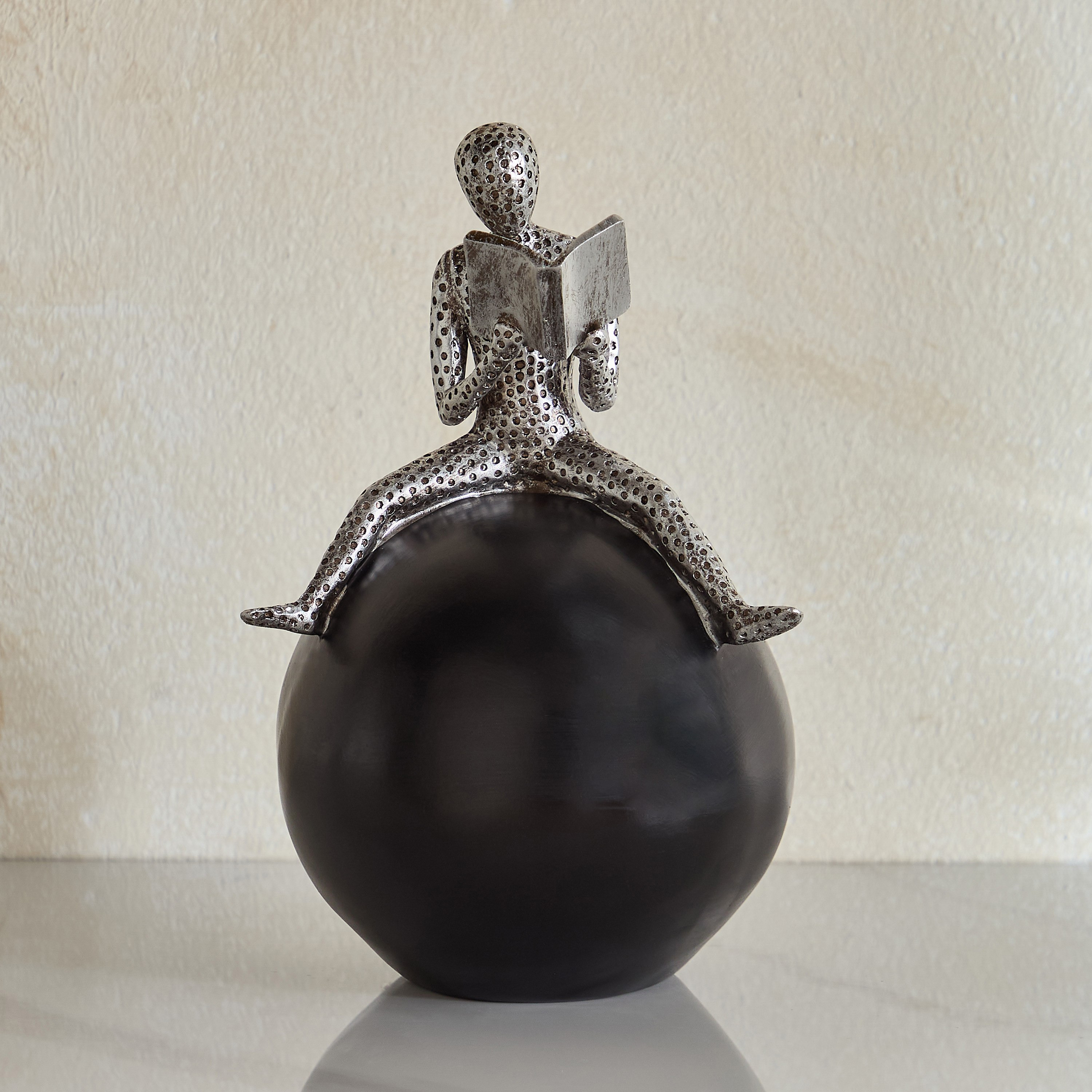 تمثال قارئ على كرة بوليسترين من رين آبي - 15x14.8x24.3 سم-hbxhomeware-homedecor-figurinesandornaments-image-2
