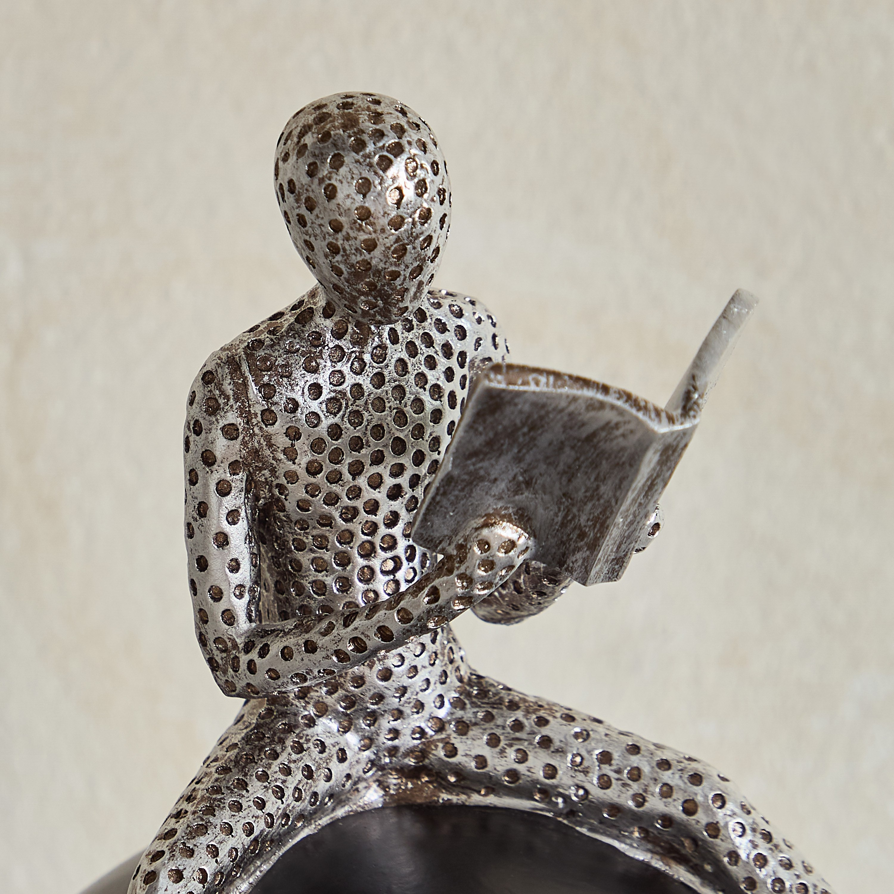 تمثال قارئ على كرة بوليسترين من رين آبي - 15x14.8x24.3 سم-hbxhomeware-homedecor-figurinesandornaments-image-3