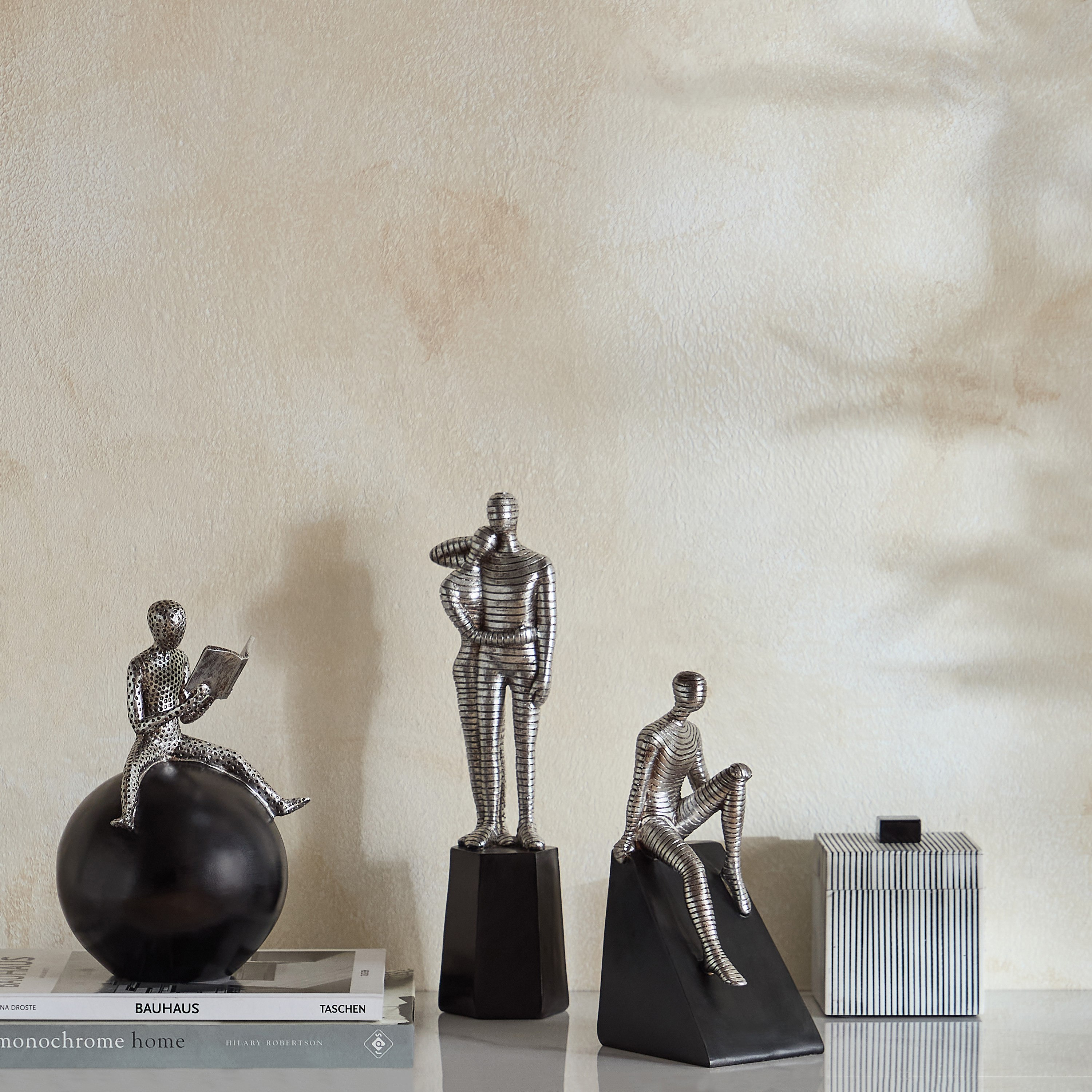 تمثال قارئ على كرة بوليسترين من رين آبي - 15x14.8x24.3 سم-hbxhomeware-homedecor-figurinesandornaments-image-4