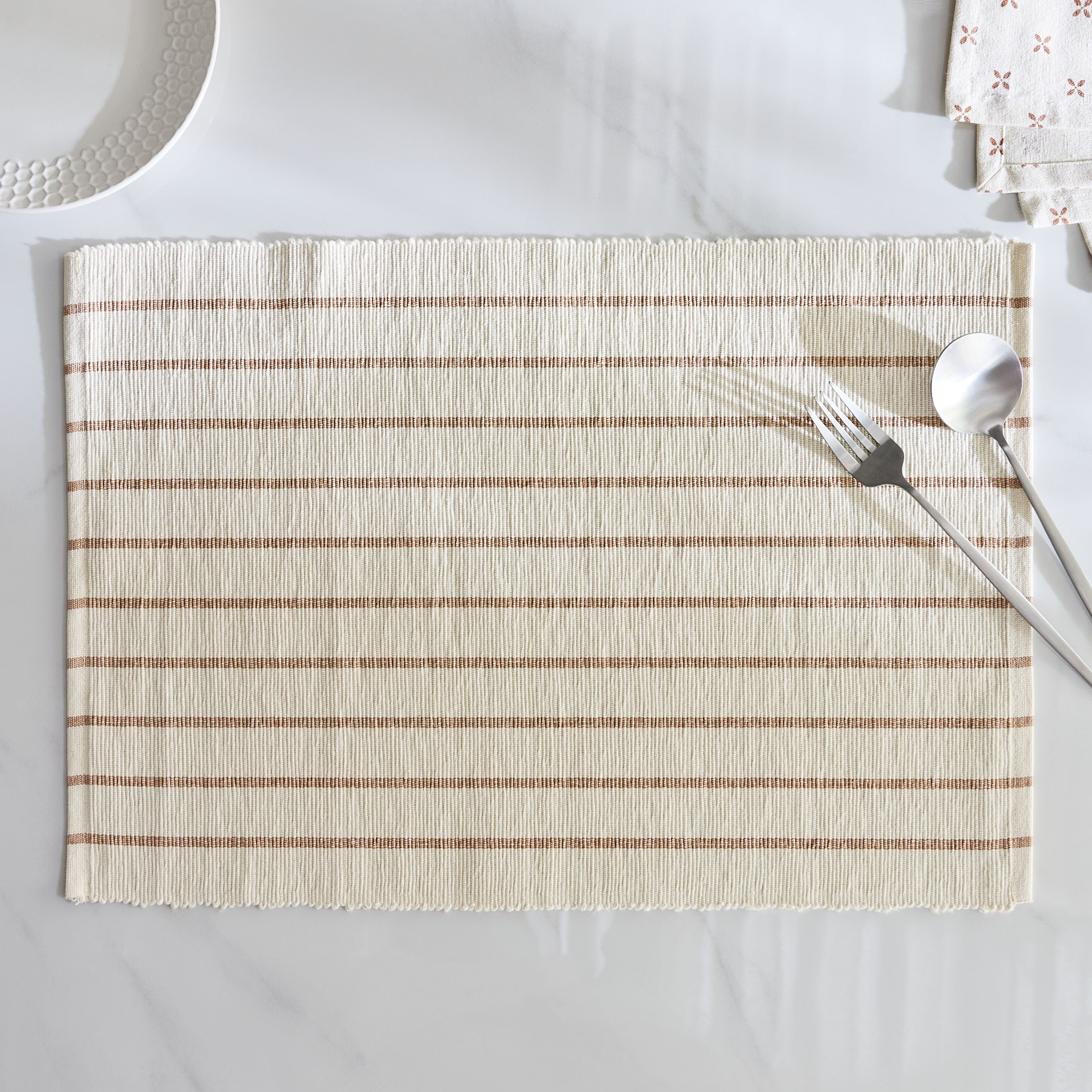 لبادة صحون مضلعة من بايتون - 33x45 سم-hbxdecorandfurnishings-homefurnishings-tablelinens-image-1