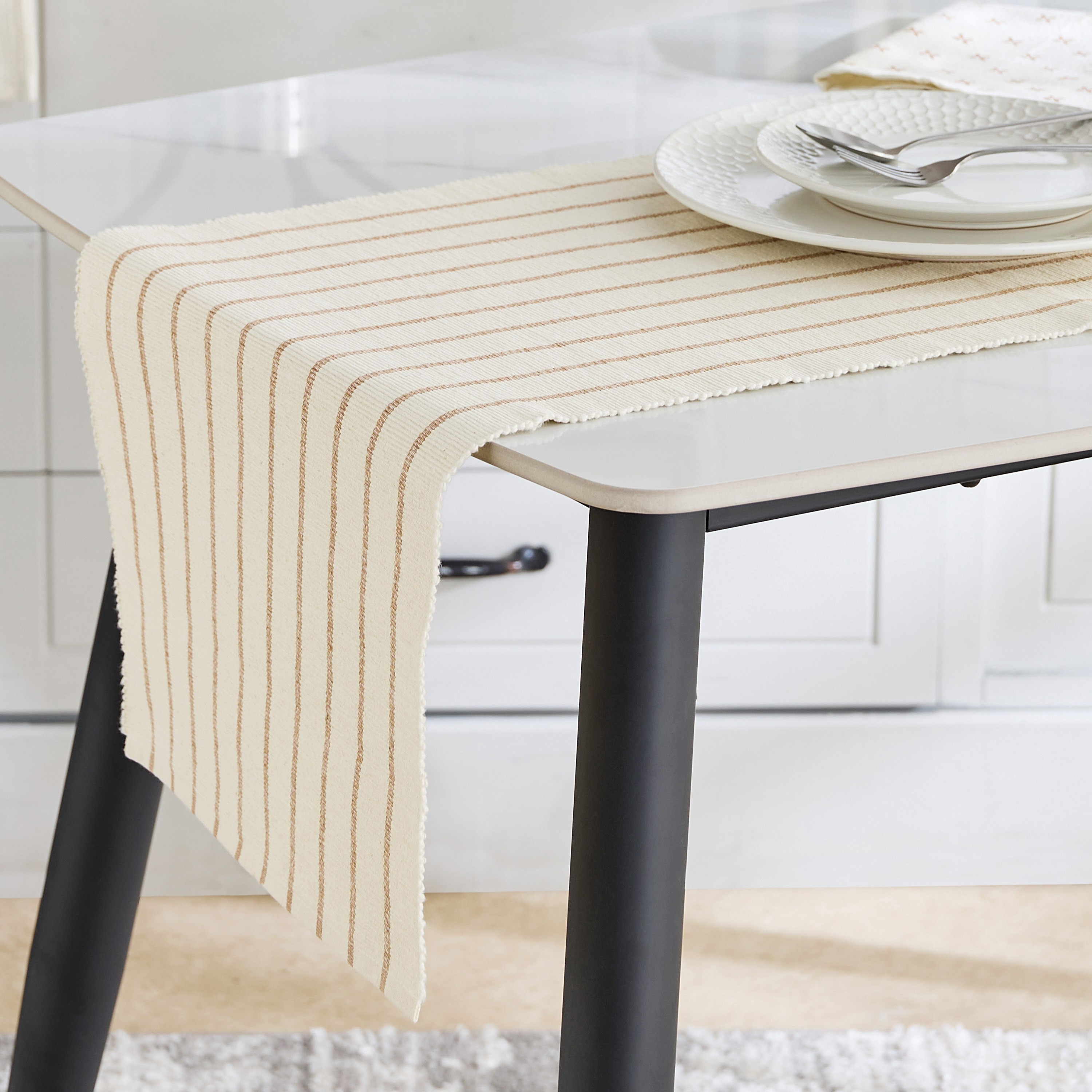 مفرش طاولة مخطط بطبعات من بايتون - 33x120 سم-hbxdecorandfurnishings-homefurnishings-tablelinens-image-1