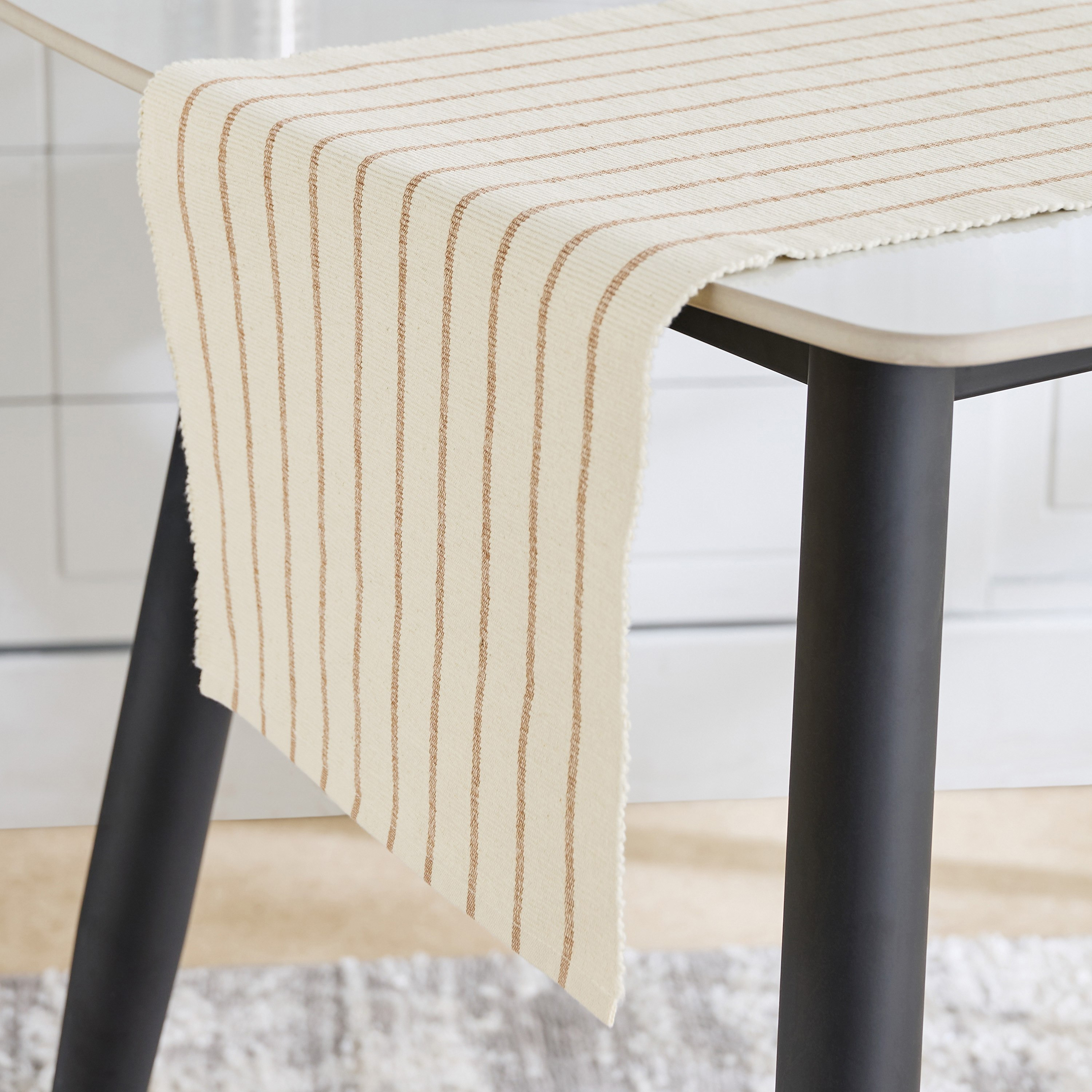 مفرش طاولة مخطط بطبعات من بايتون - 33x120 سم-hbxdecorandfurnishings-homefurnishings-tablelinens-image-2