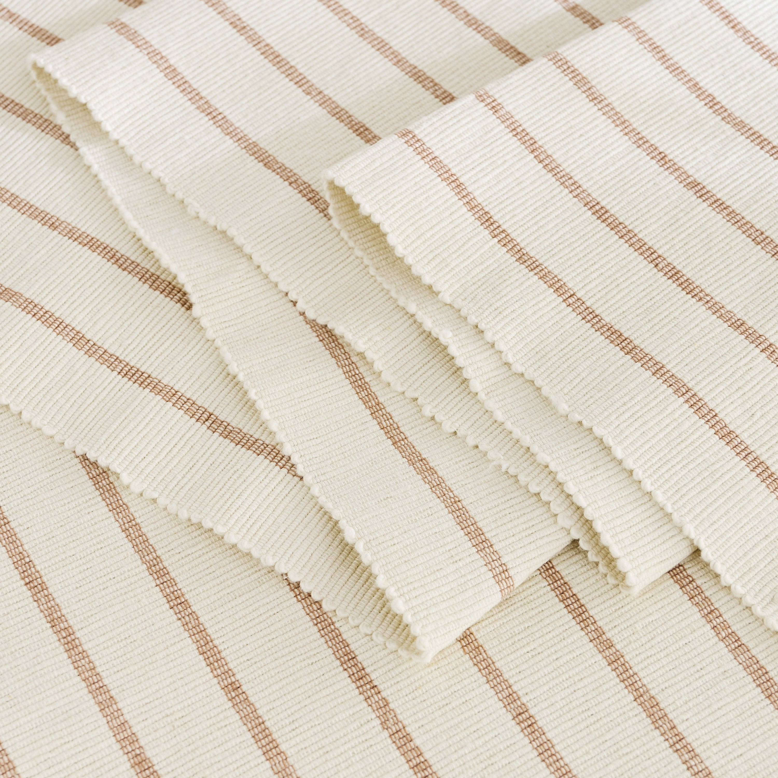 مفرش طاولة مخطط بطبعات من بايتون - 33x120 سم-hbxdecorandfurnishings-homefurnishings-tablelinens-image-4