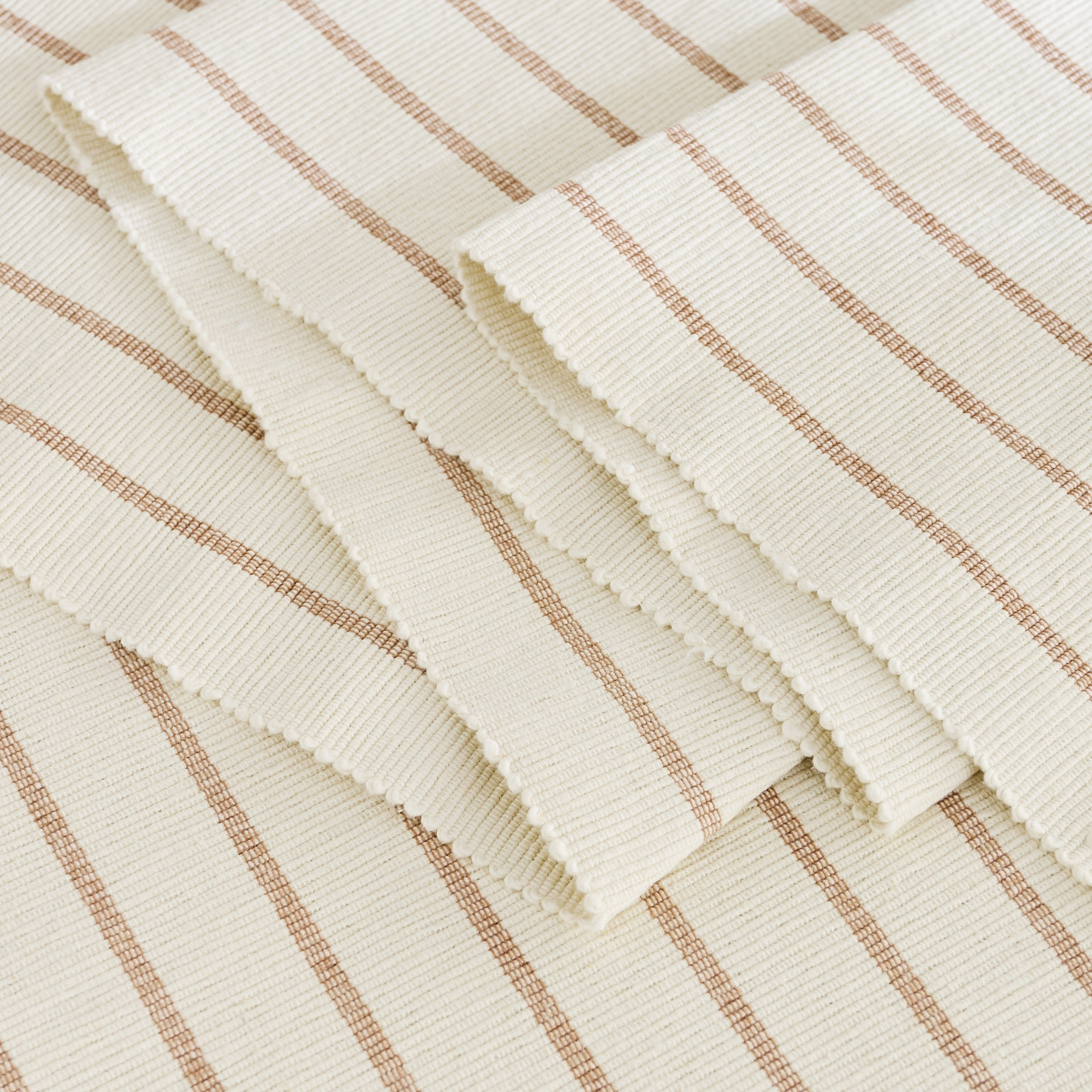 Payton Floral Printed Ribbed Table Runner - 33x180 cm-hbxdecorandfurnishings-homefurnishings-tablelinens-image-4