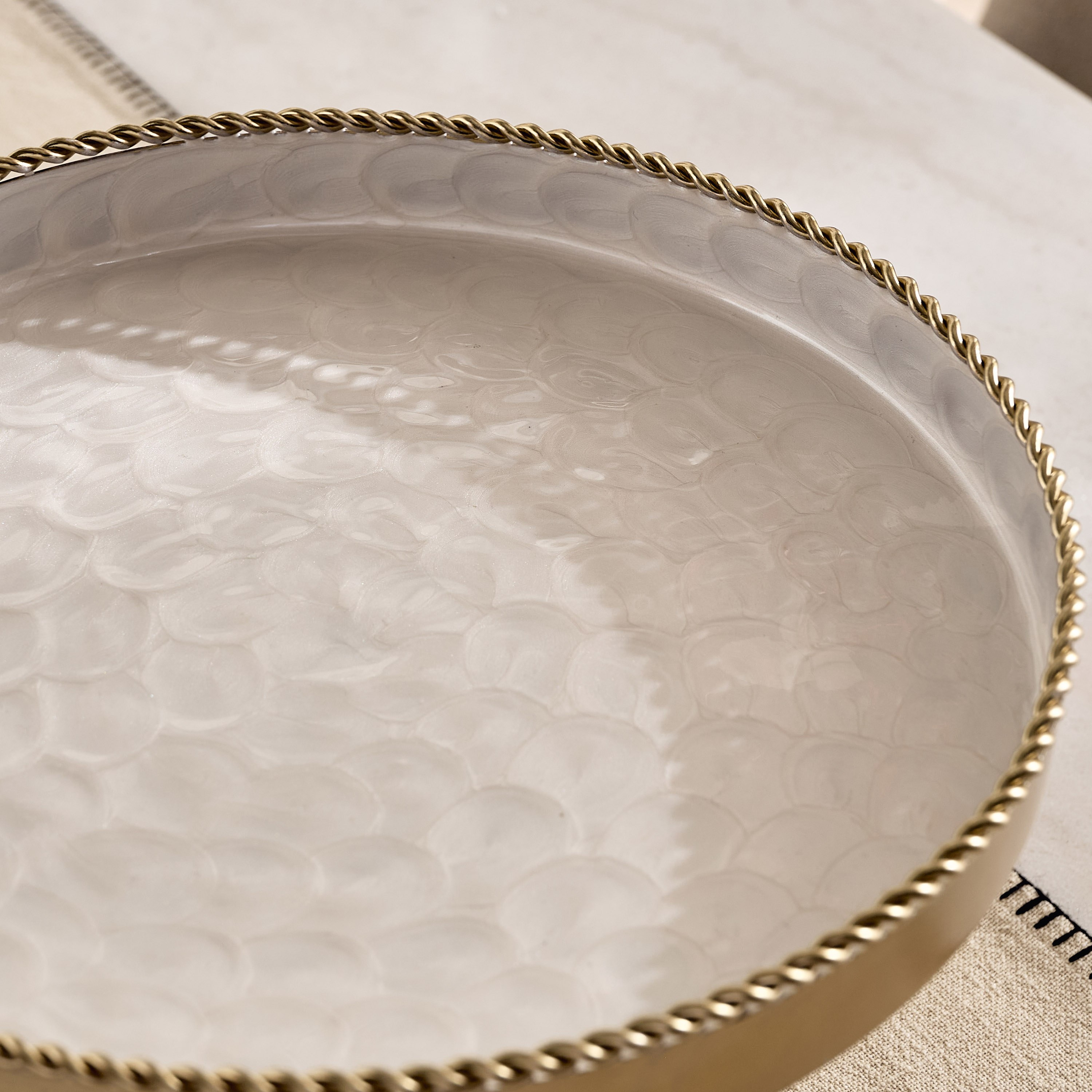 حامل كيك بقاعدة من ليرا - 32x32x19 سم-hbxdecorandfurnishings-tabletop-serveware-image-7