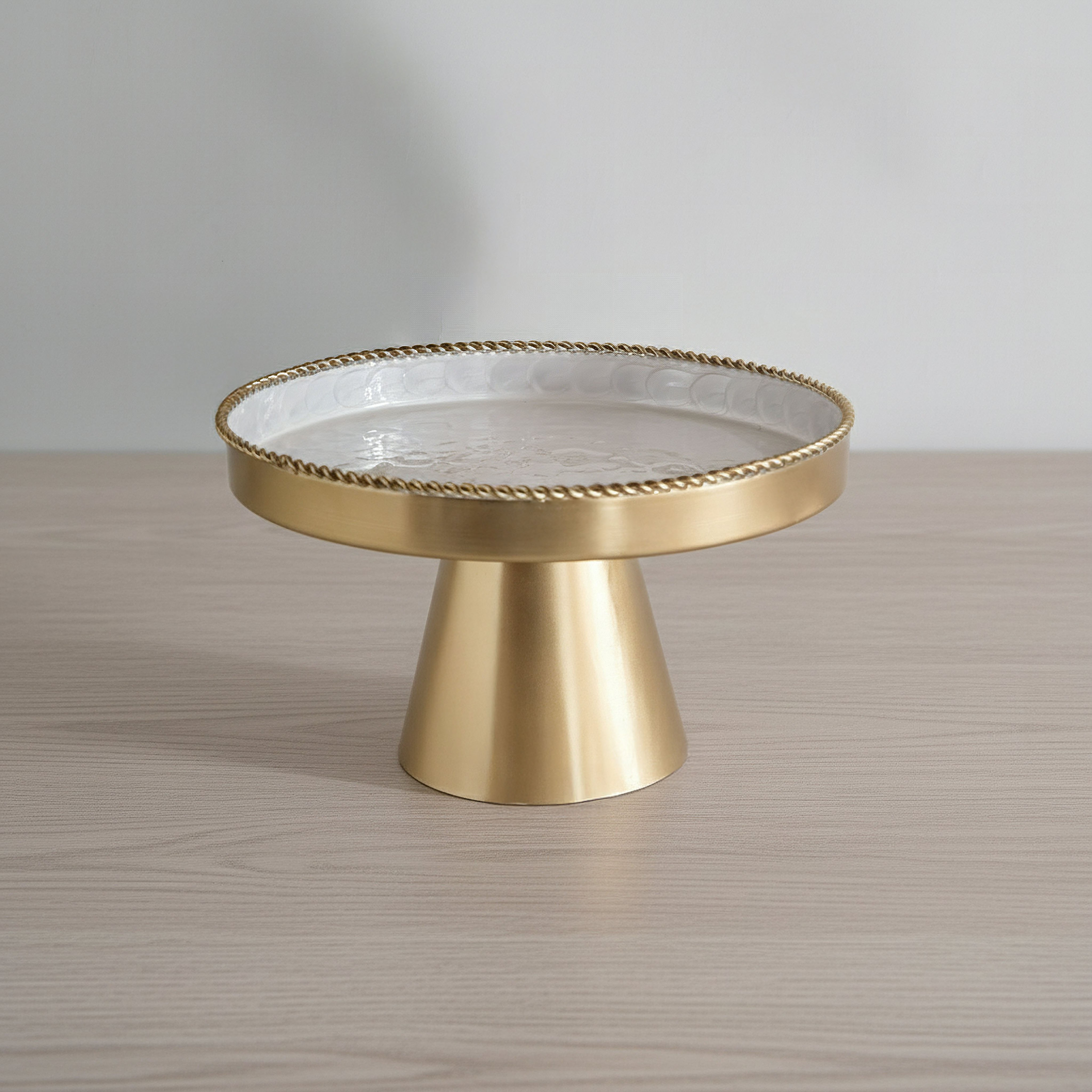 حامل كيك بقاعدة من ليرا - 32x32x19 سم-hbxdecorandfurnishings-tabletop-serveware-image-1