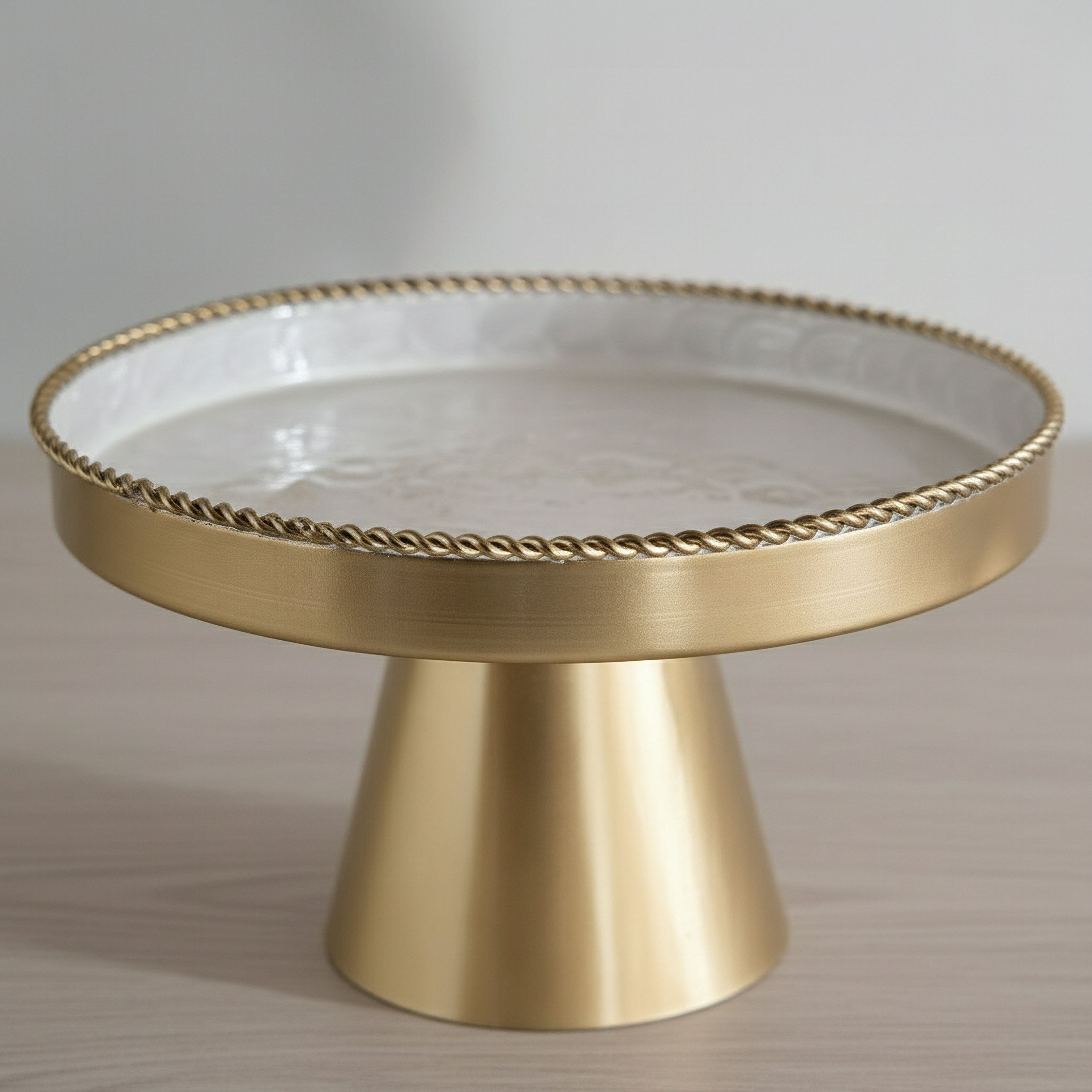 حامل كيك بقاعدة من ليرا - 32x32x19 سم-hbxdecorandfurnishings-tabletop-serveware-image-2