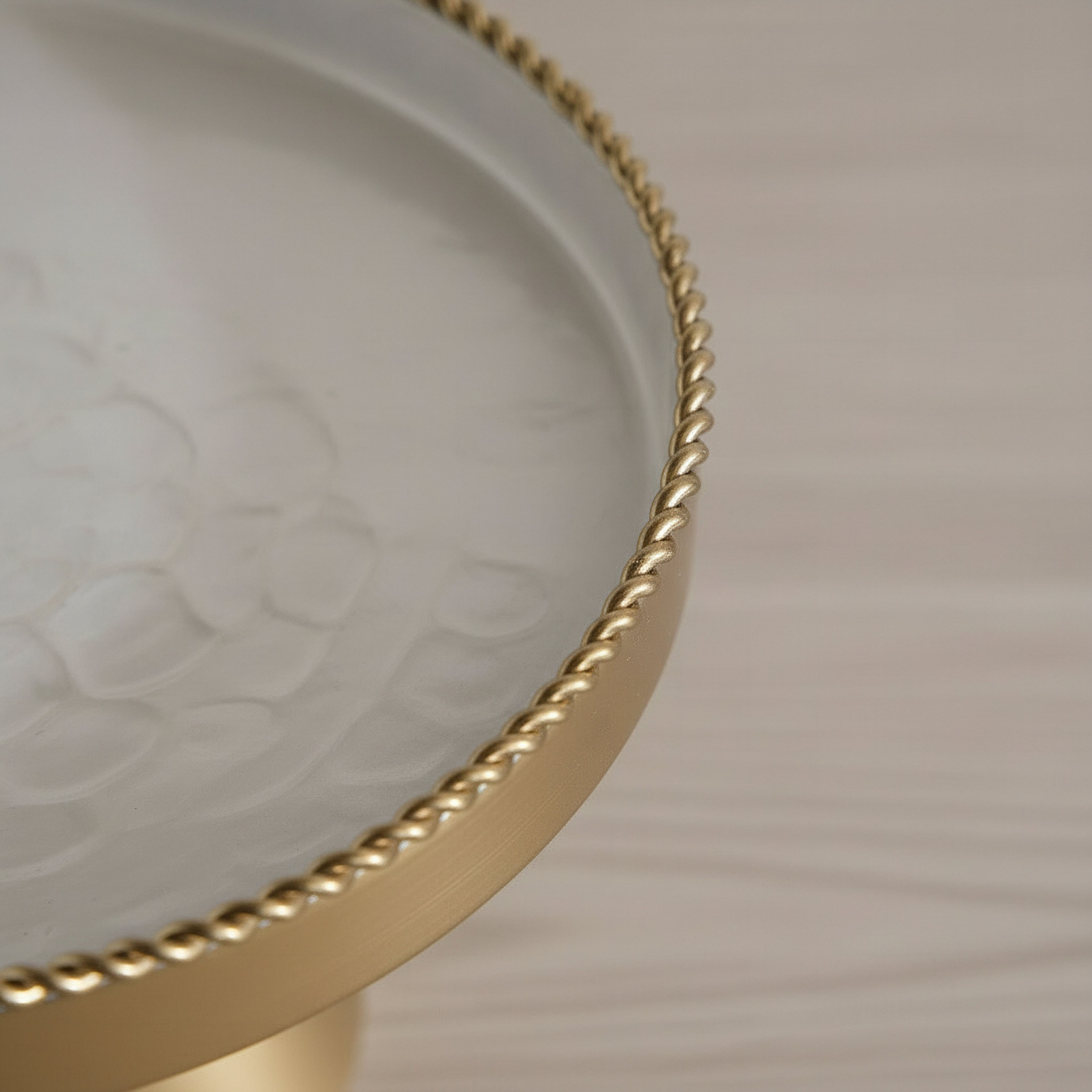 حامل كيك بقاعدة من ليرا - 32x32x19 سم-hbxdecorandfurnishings-tabletop-serveware-image-3