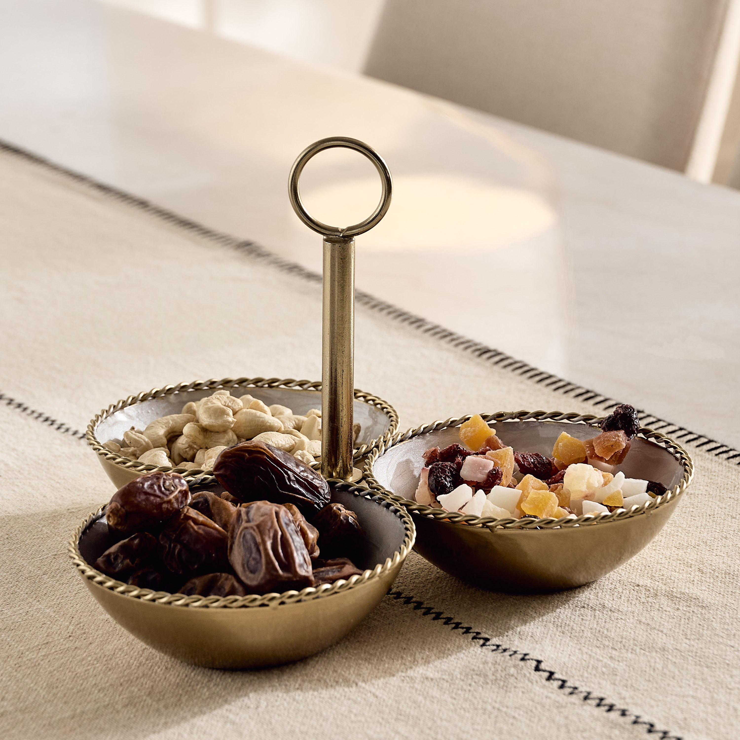 طبق تقديم حلويات ثلاثة أقسام من ليرا - 25x25x14 سم-hbxdecorandfurnishings-tabletop-serveware-image-5