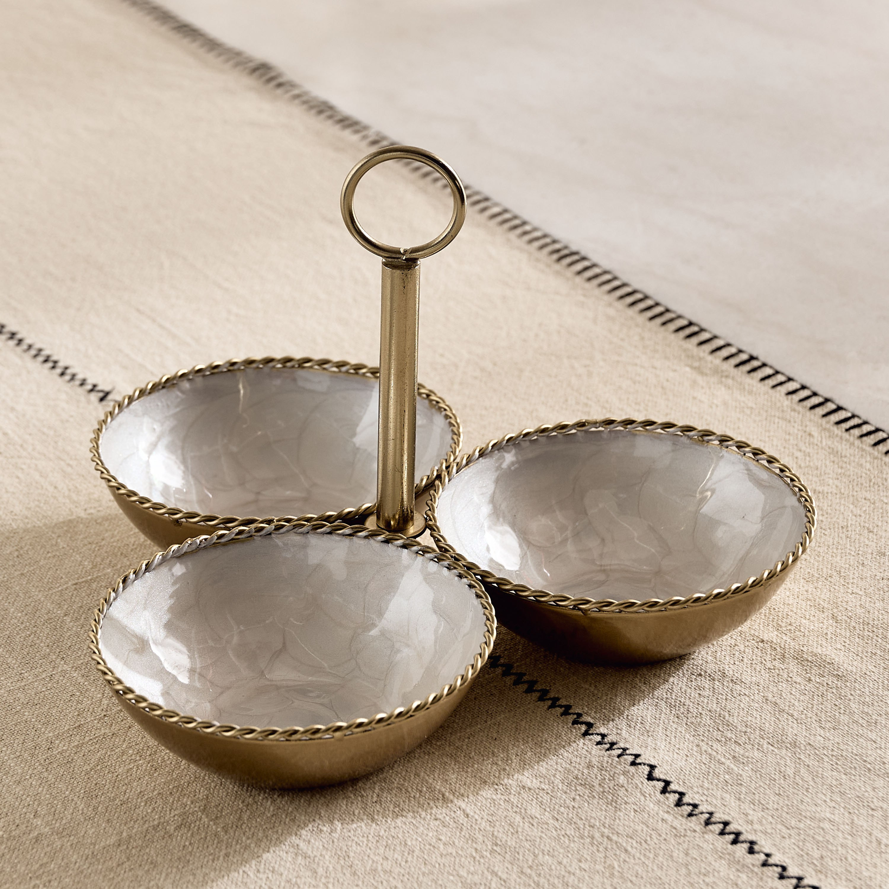 طبق تقديم حلويات ثلاثة أقسام من ليرا - 25x25x14 سم-hbxdecorandfurnishings-tabletop-serveware-image-6