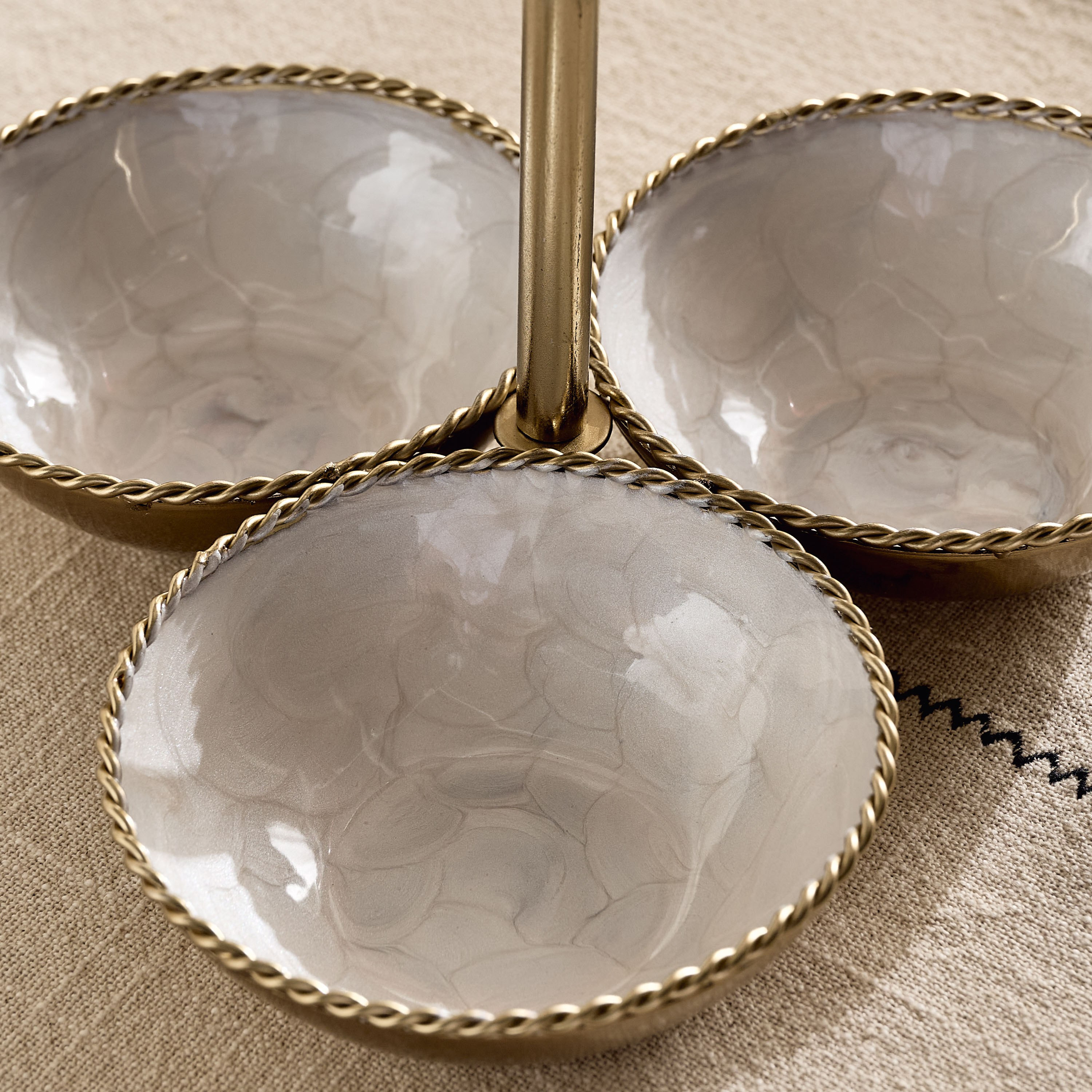 طبق تقديم حلويات ثلاثة أقسام من ليرا - 25x25x14 سم-hbxdecorandfurnishings-tabletop-serveware-image-7
