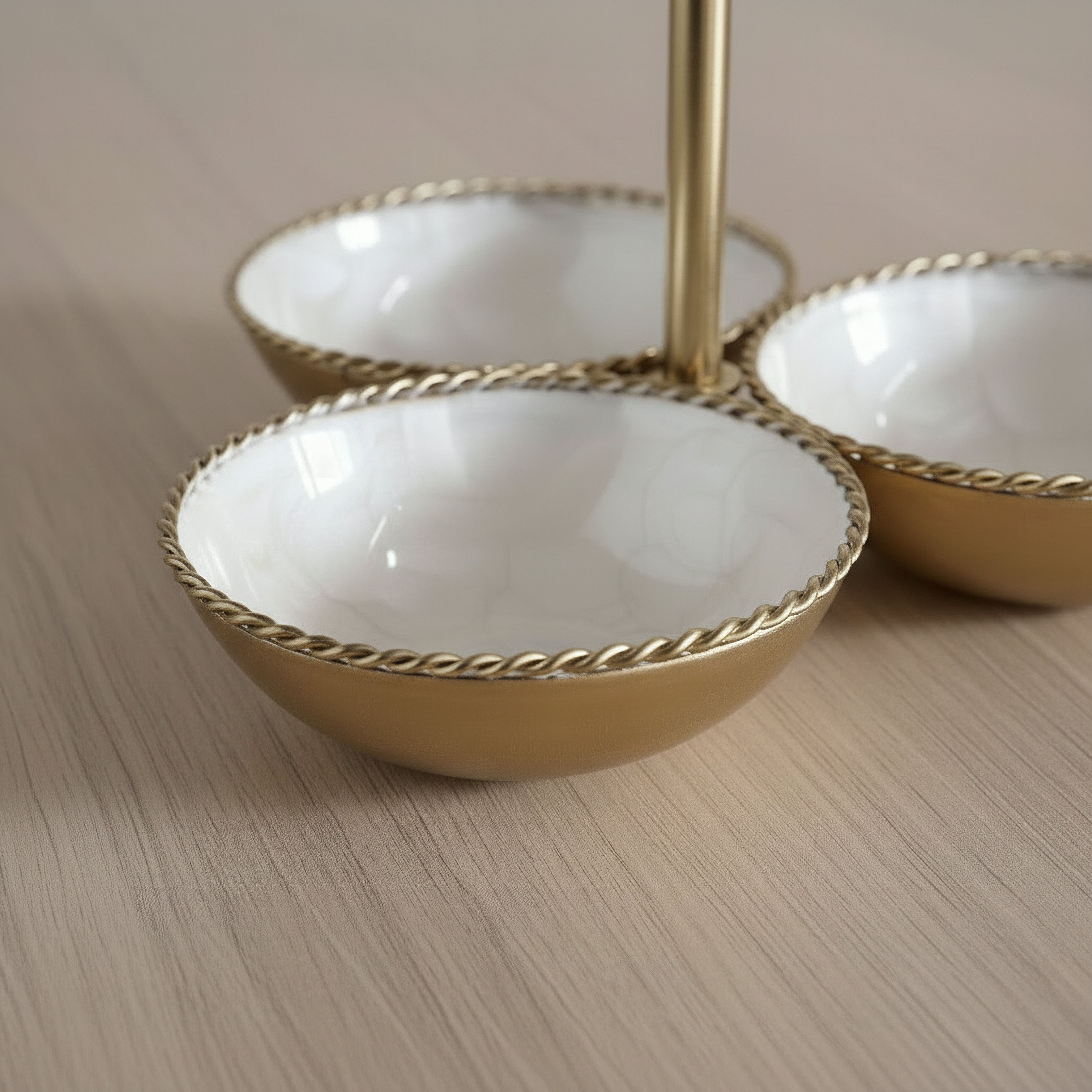 طبق تقديم حلويات ثلاثة أقسام من ليرا - 25x25x14 سم-hbxdecorandfurnishings-tabletop-serveware-image-2