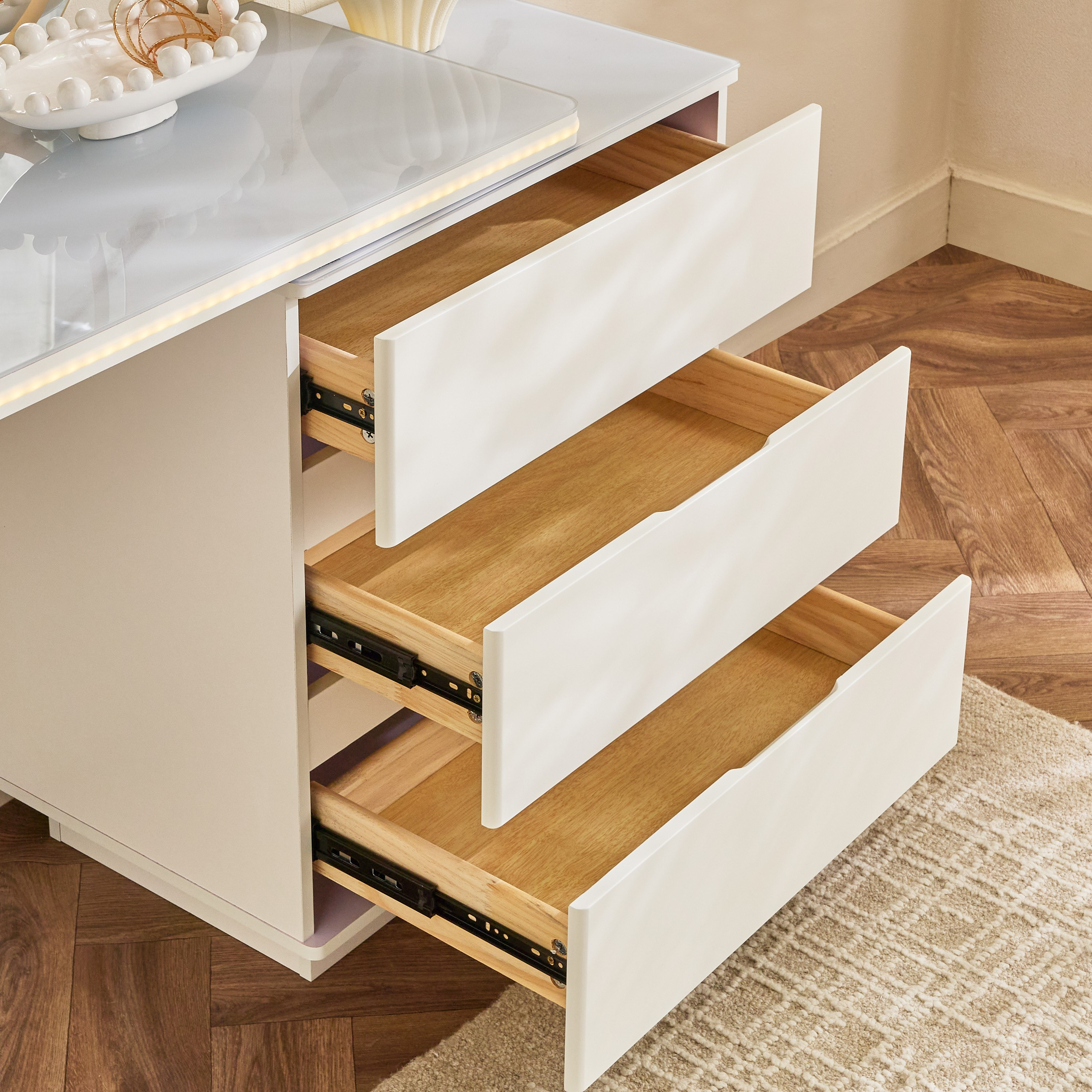 تسريحة ذكية بـ3 أدراج ومرآة من مارويل تشيستر-hbxfurniture-bedroom-dressersandmirrors-image-5