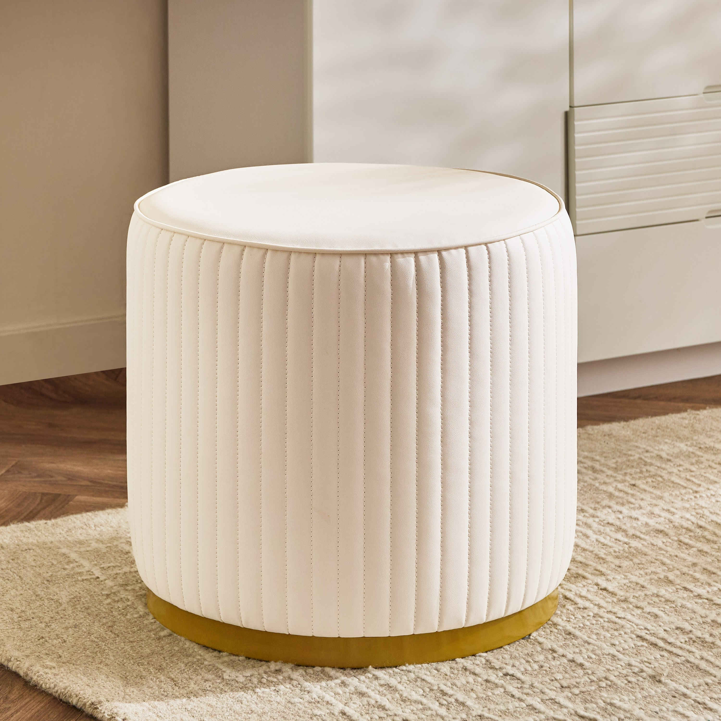 مقعد منجد من مارويل-hbxlivingroom-sofasandarmchairs-ottomansandfootstools-image-1